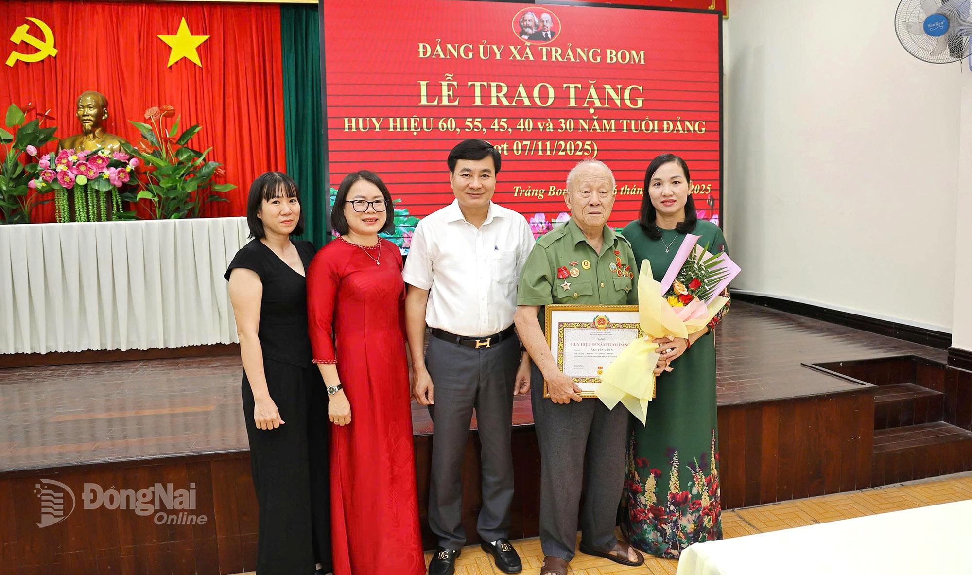 Ban Thường vụ Đảng ủy xã Trảng Bom tặng Huy hiệu 55 năm tuổi Đảng trước thời hạn cho đồng chí Nguyễn Văn Y, Chi bộ ấp Quảng Phát, đợt 7-11-2025.  Ảnh: Thanh Toàn