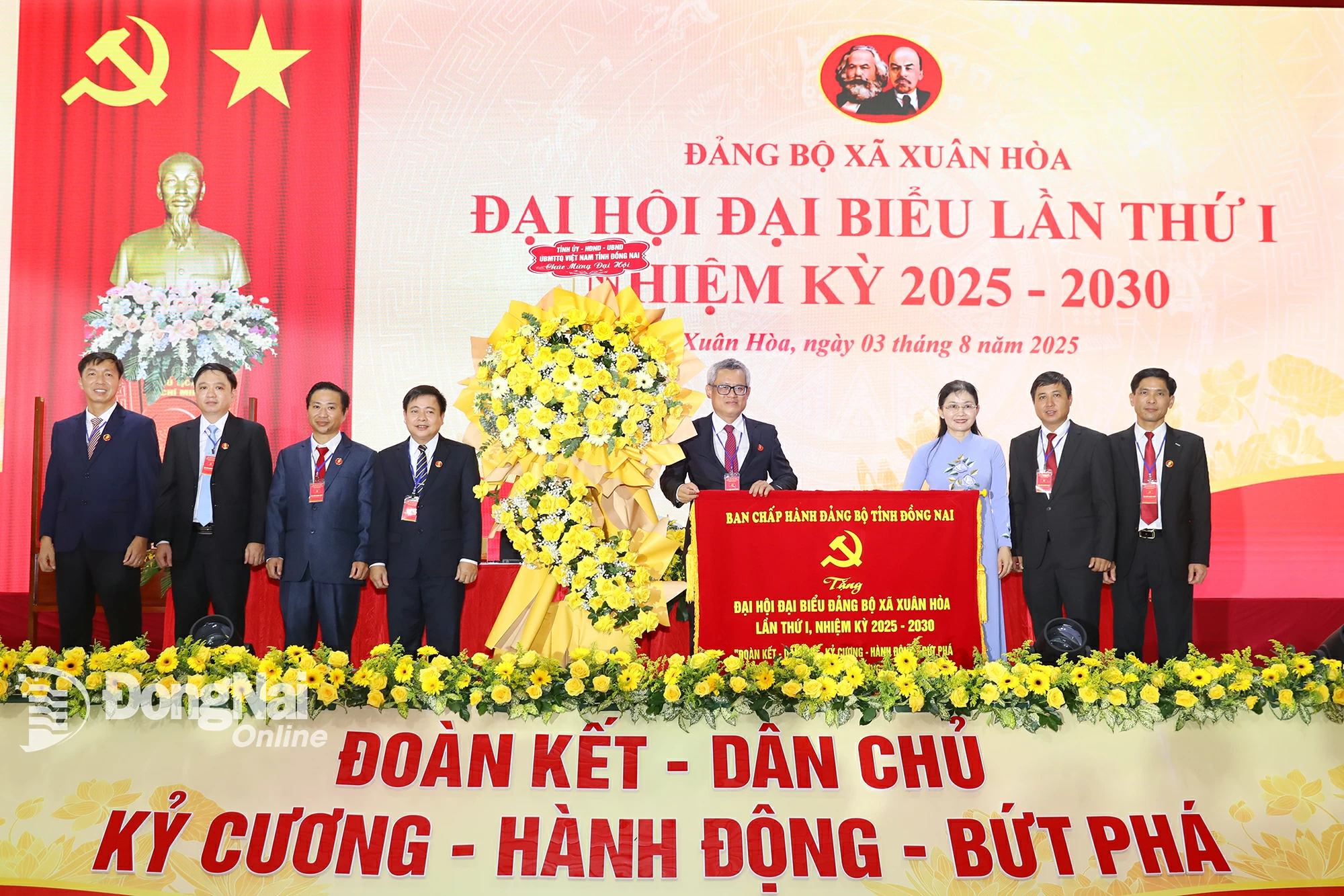 Đồng chí Tôn Ngọc Hạnh, Ủy viên dự khuyết Trung ương Đảng, Phó Bí thư Thường trực Tỉnh ủy, Chủ tịch HĐND tỉnh Đồng Nai, trao bức trướng của Ban Chấp hành Đảng bộ tỉnh tặng đại hội. Ảnh: Huy Anh