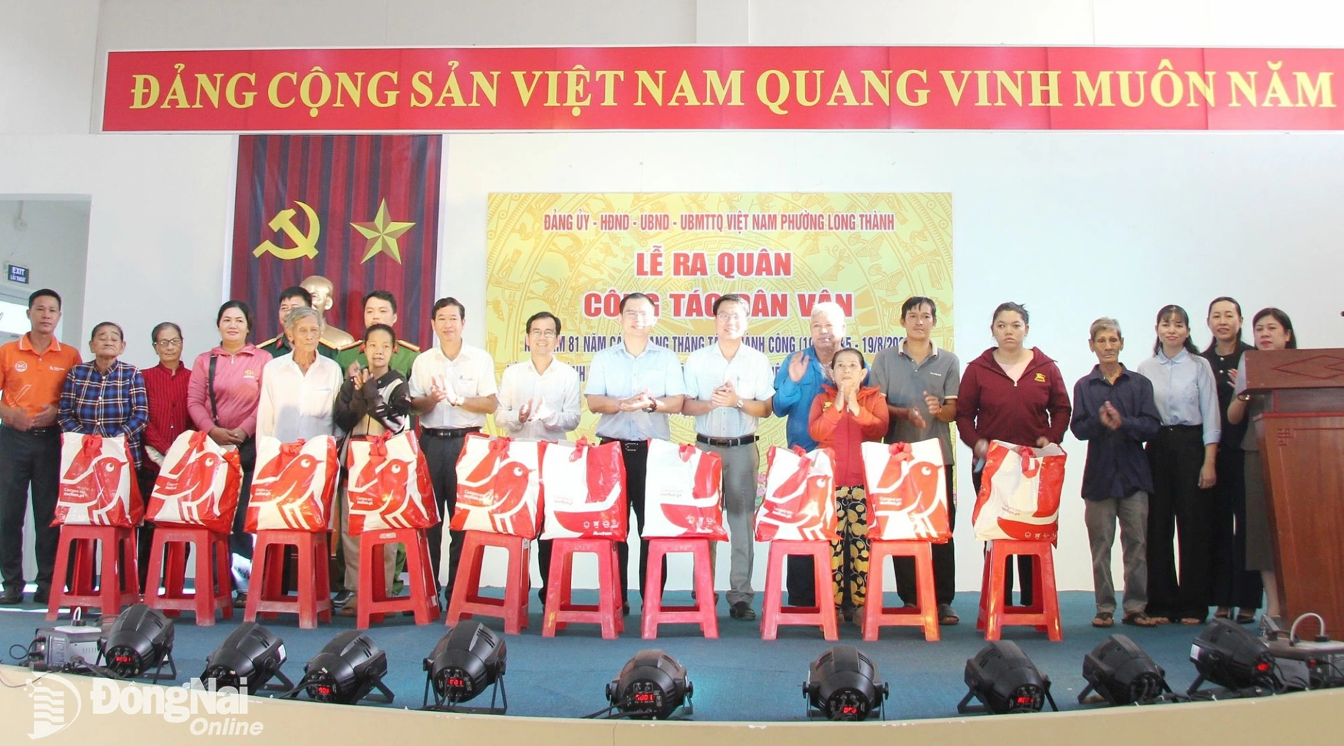Lãnh đạo phường Long Thành và mạnh thường quân tặng quà cho các gia đình người có công nhân kỷ niệm 81 năm Cách mạng tháng Tám thành công, Quốc khánh 2-9. Ảnh: ĐPCC  