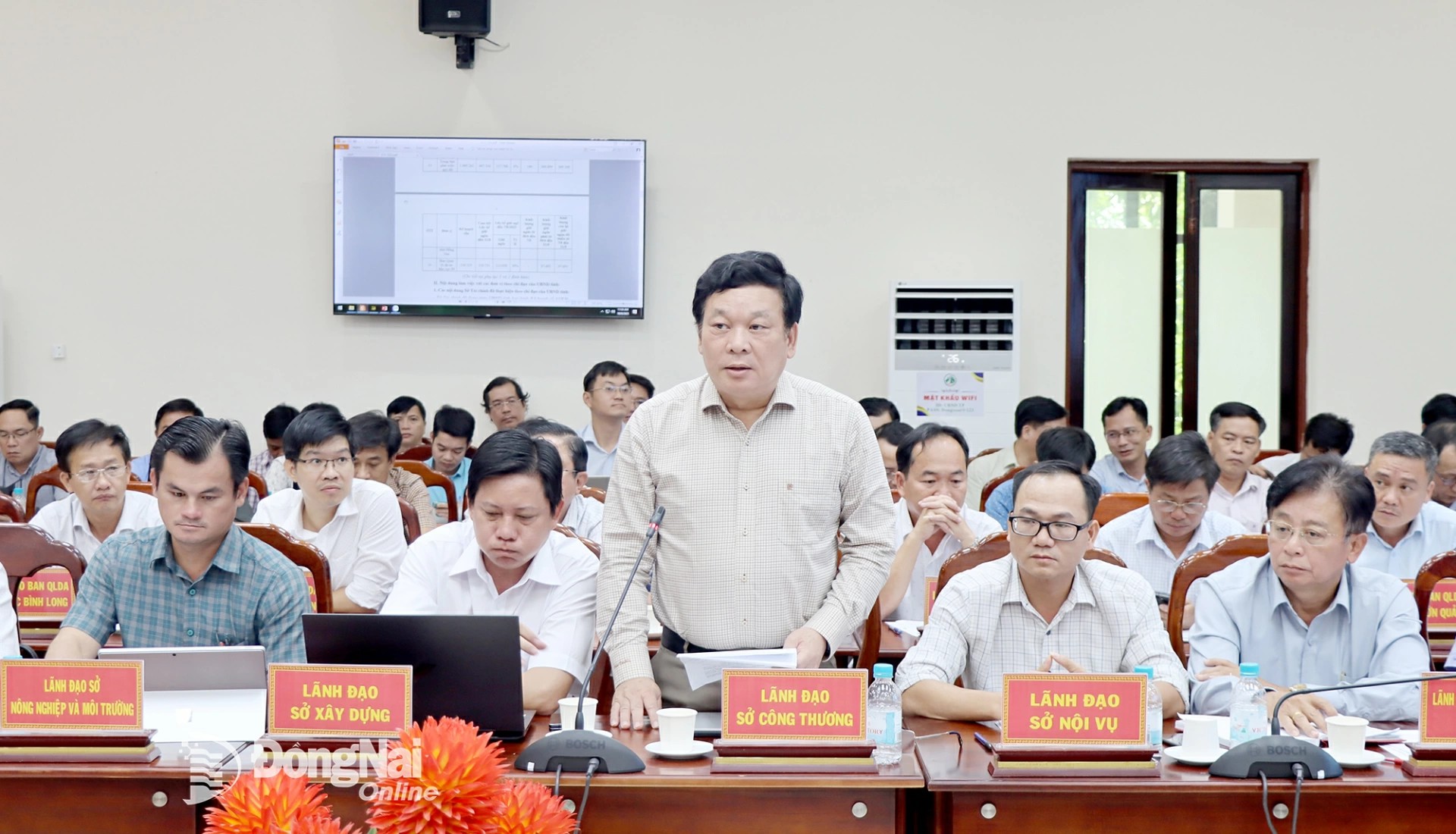 Lãnh đạo các sở, ngành của tỉnh Đồng Nai phát biểu tại hội nghị. Ảnh: Thanh Mảng