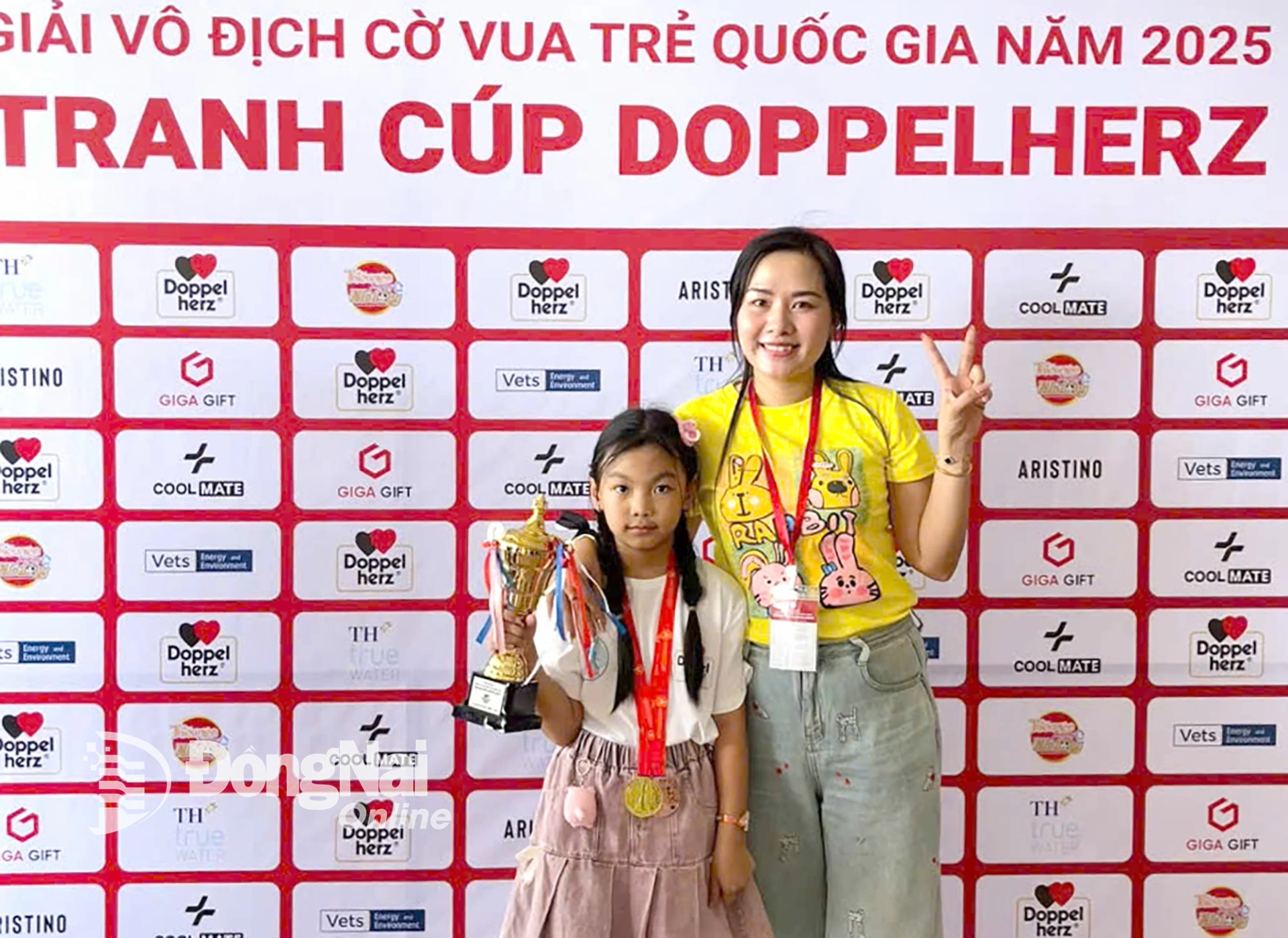 Cô Nguyễn Thùy Dương chia vui thành tích đạt được của Ngũ Phương Linh tại giải vô địch trẻ quốc gia. Ảnh: NVCC