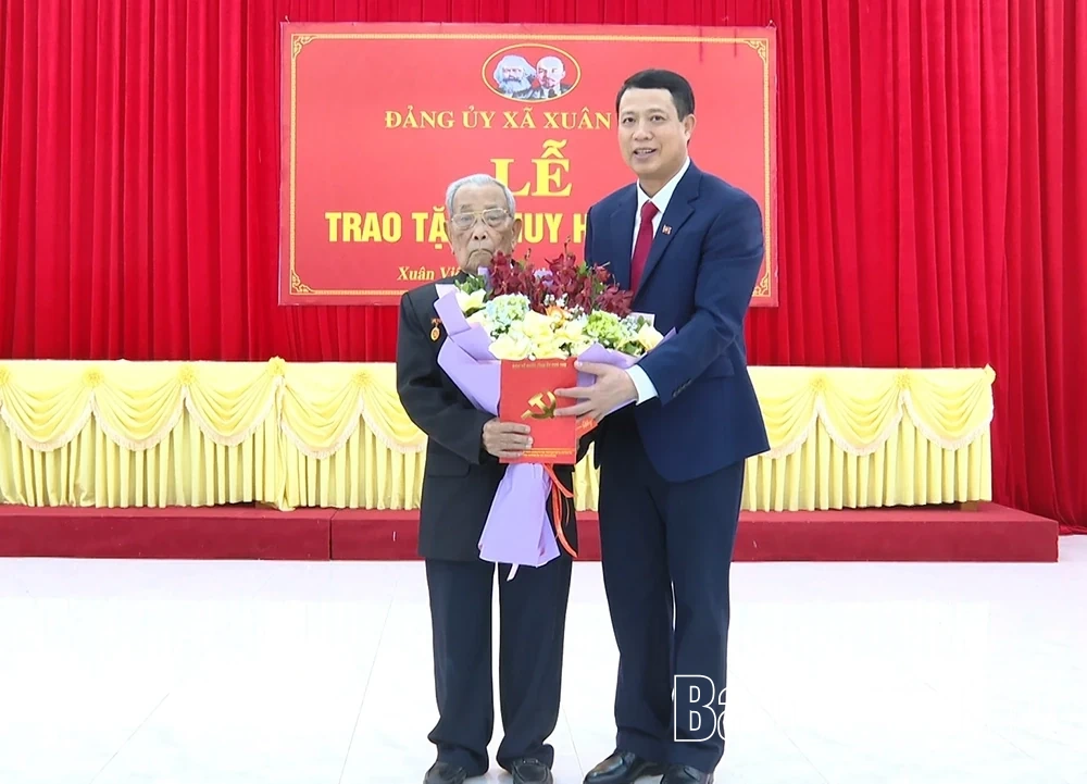 Đồng chí Nguyễn Mạnh Sơn, Phó Bí thư Tỉnh ủy trao H uy hiệu 80 năm tuổi Đảng cho đảng viên Đinh Trung Viên