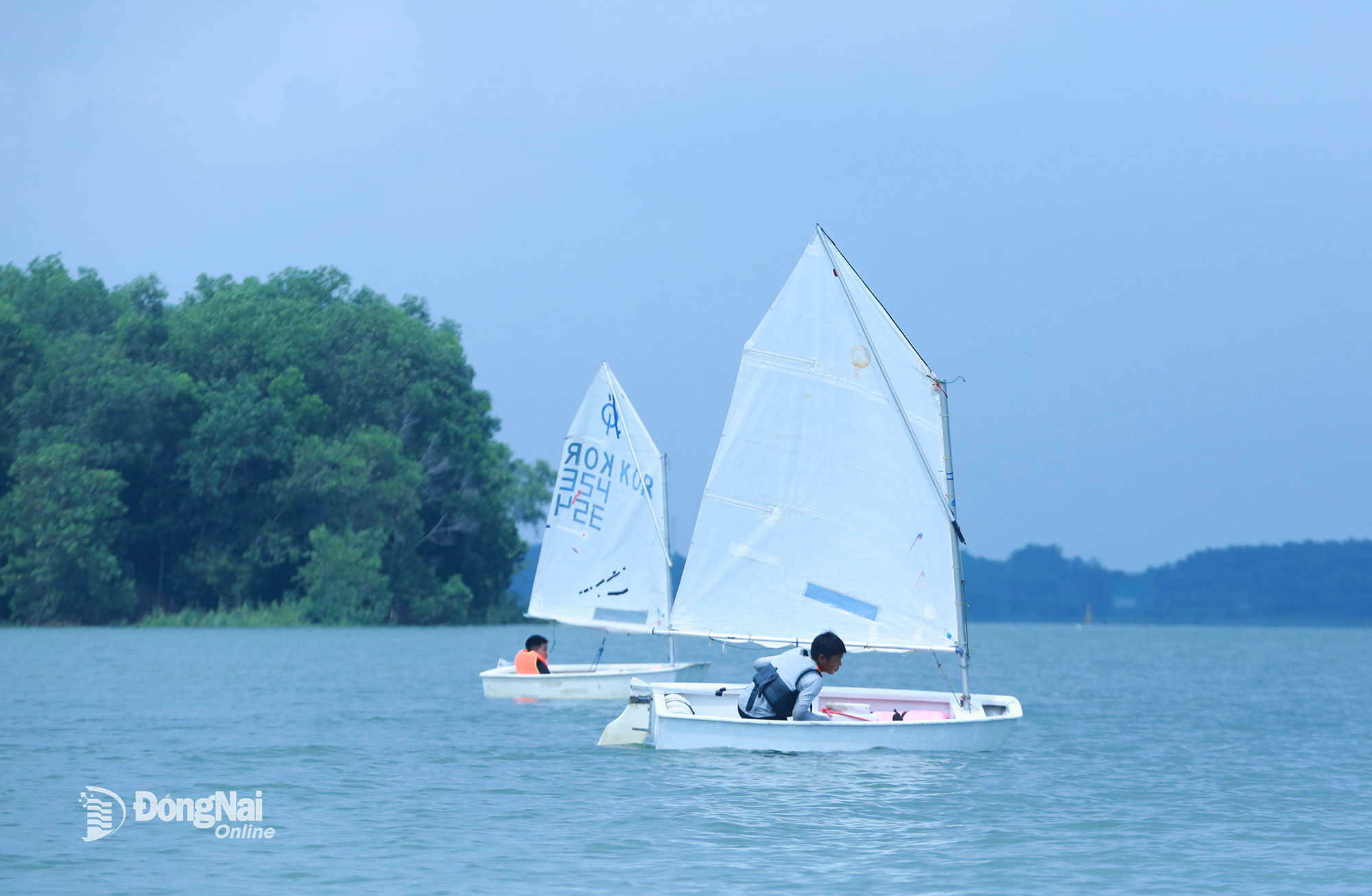 [Chùm ảnh] Sôi động Giải đua thuyền Sailing vô địch quốc gia trên hồ Trị An