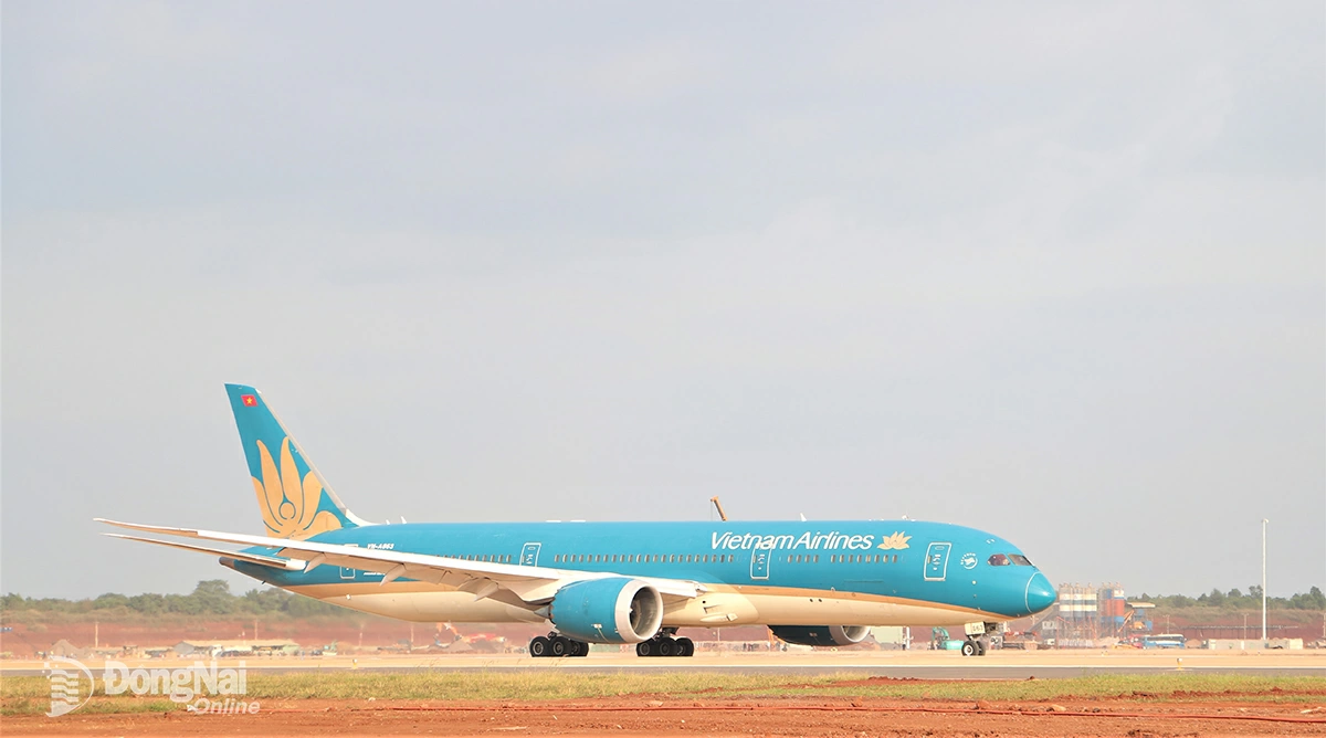 Máy bay chạy trên đường băng số 1 Sân bay Long Thành