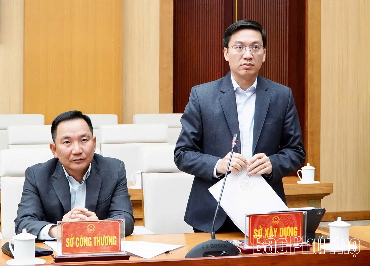 Chủ tịch UBND tỉnh nghe Sở Xây dựng báo cáo quy hoạch đô thị và nông thôn