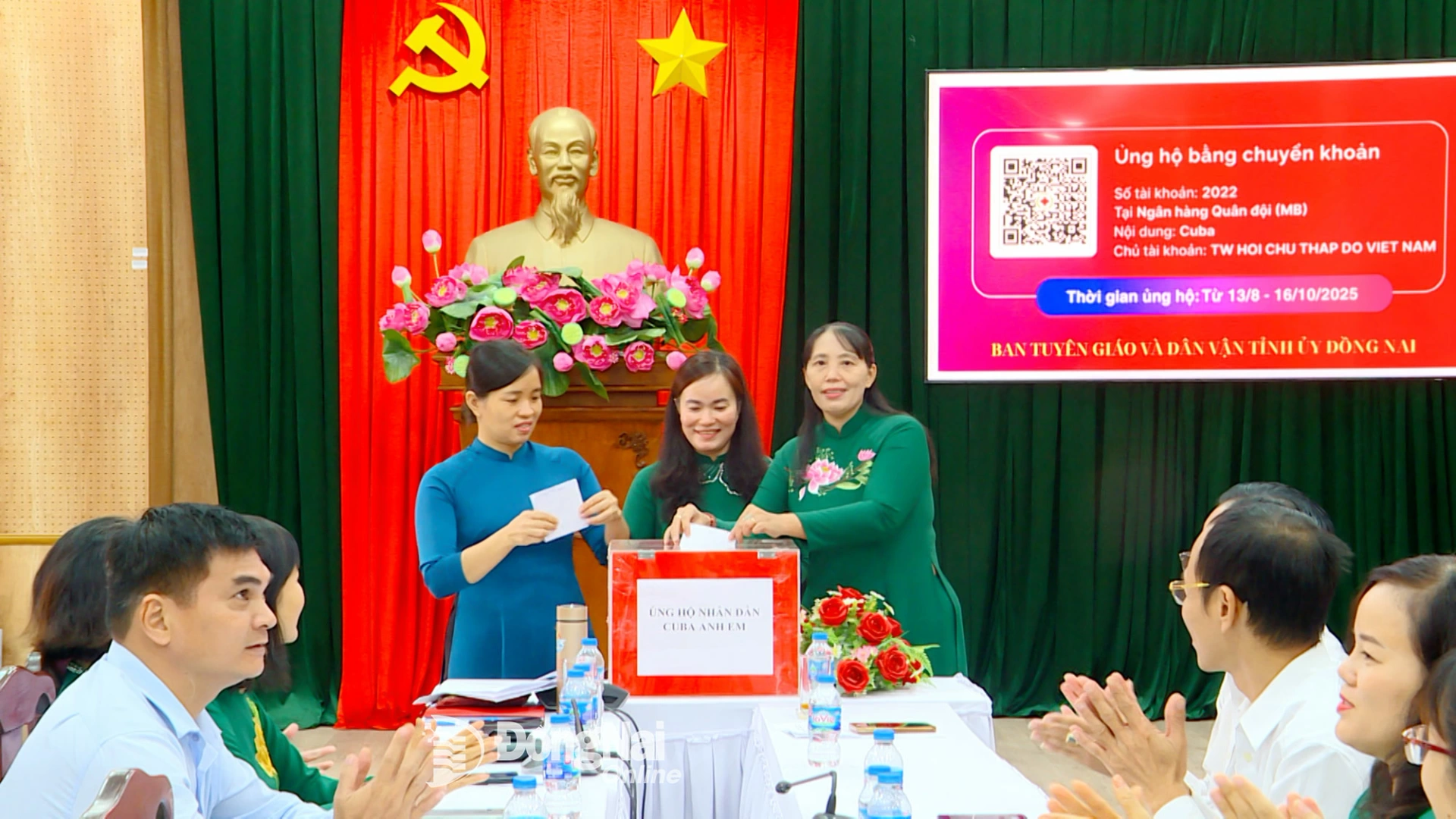 Lãnh đạo Ban Tuyên giáo và Dân vận Tỉnh ủy Đồng Nai quyên góp, ủng hộ nhân dân Cuba. Ảnh: Quang Phát