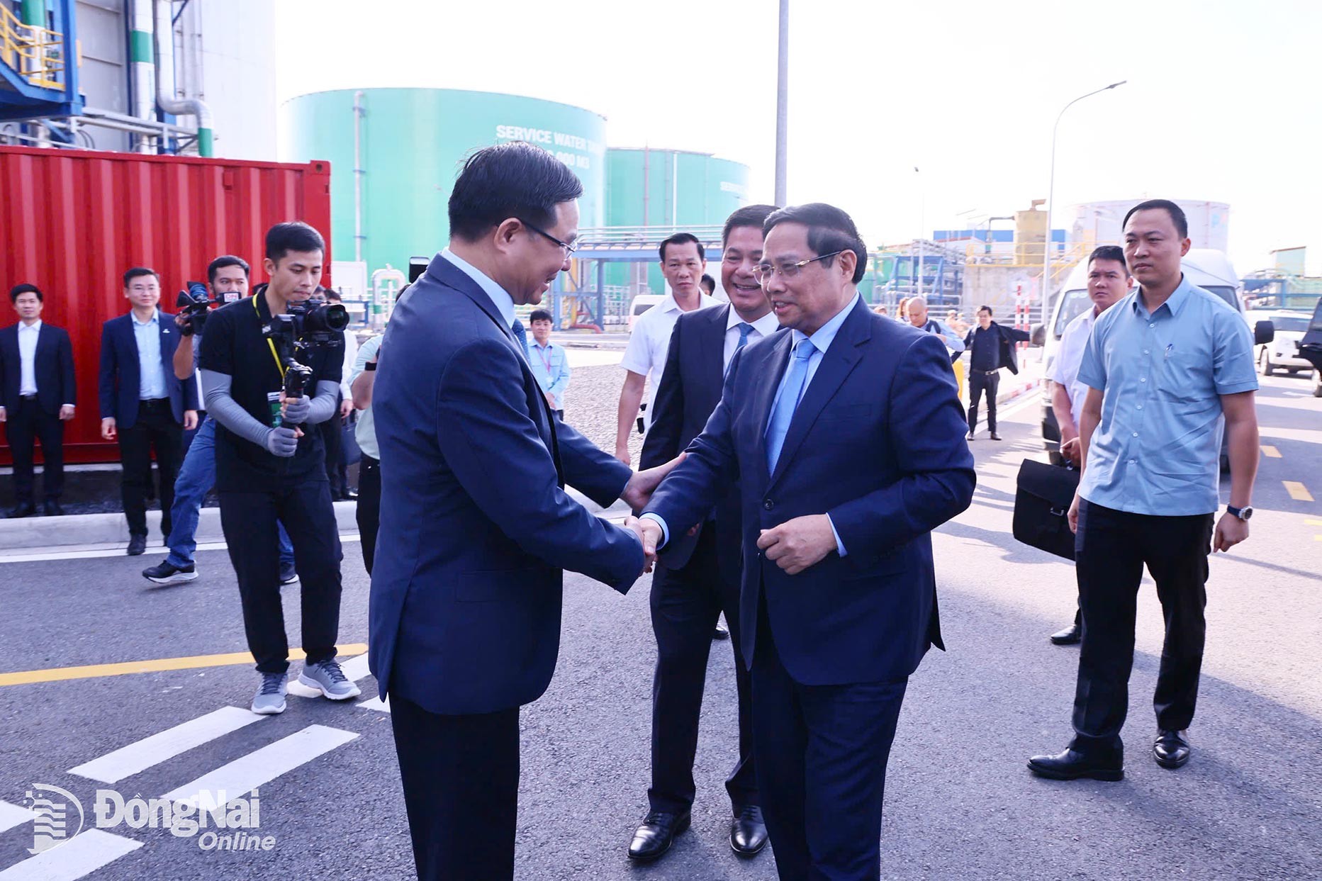 Đại diện chủ đầu tư dự án Nhà máy nhiệt điện Nhơn Trạch 3 và 4 chào đón Thủ tướng Chính phủ Phạm Minh Chính. Ảnh: Công Nghĩa