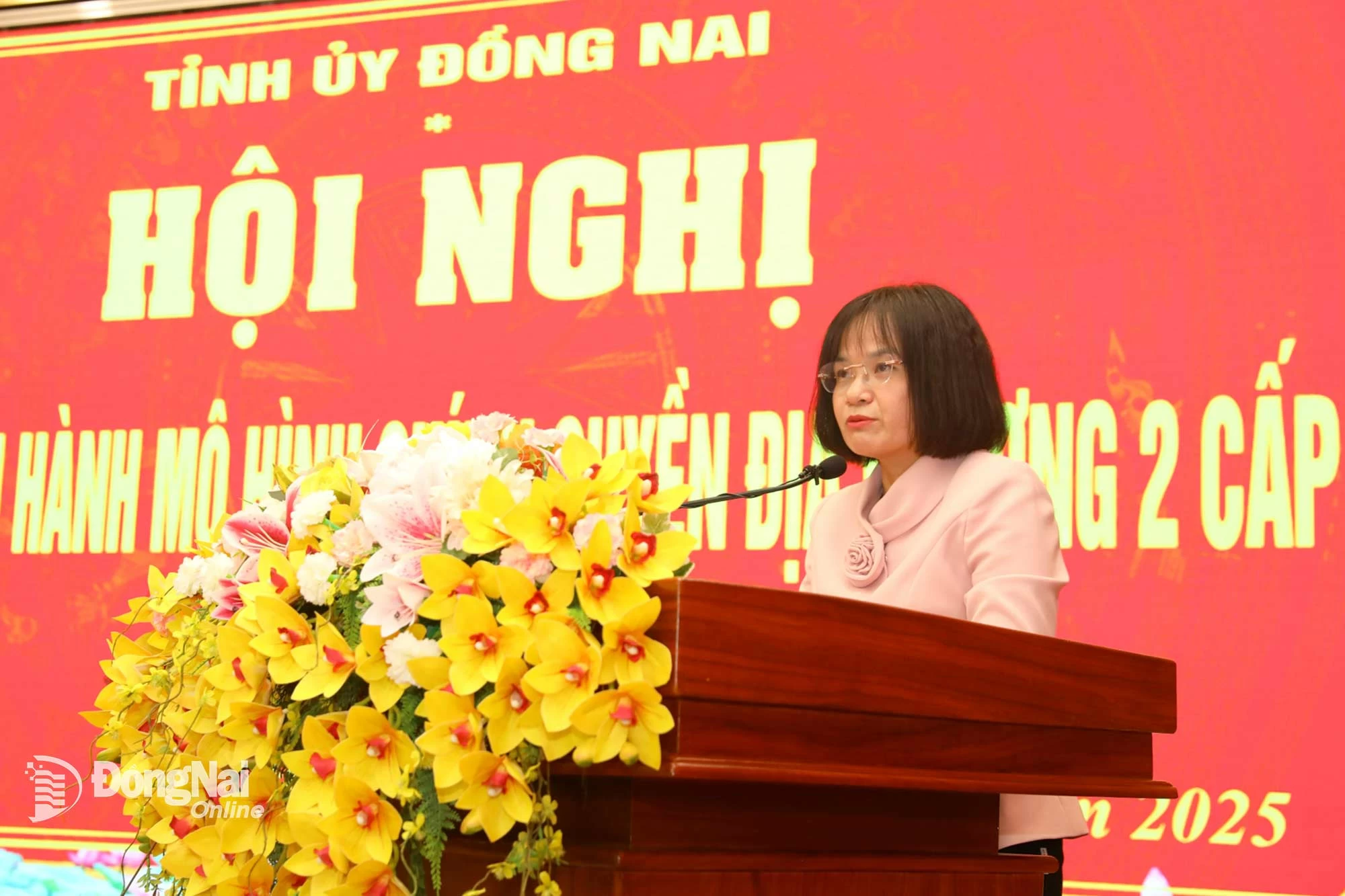 Tỉnh ủy viên, Giám đốc Sở Tài chính Trương Thị Hương Bình phát biểu tại hội nghị sơ kết 1 tháng vận hành mô hình chính quyền địa phương 2 cấp do Tỉnh ủy Đồng Nai tổ chức chiều 29-7. Ảnh: Huy Anh