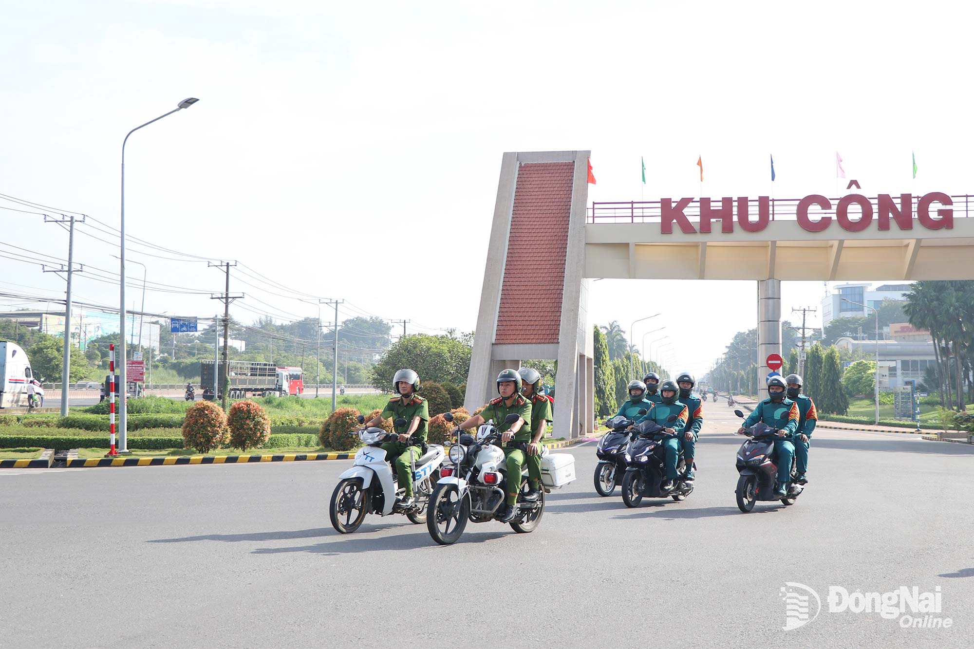 C&ocirc;ng an Khu c&ocirc;ng nghiệp Bi&ecirc;n H&ograve;a 2 tuần tra nhằm đảm bảo an ninh trật tự dịp cuối năm. Ảnh: Phạm Huệ