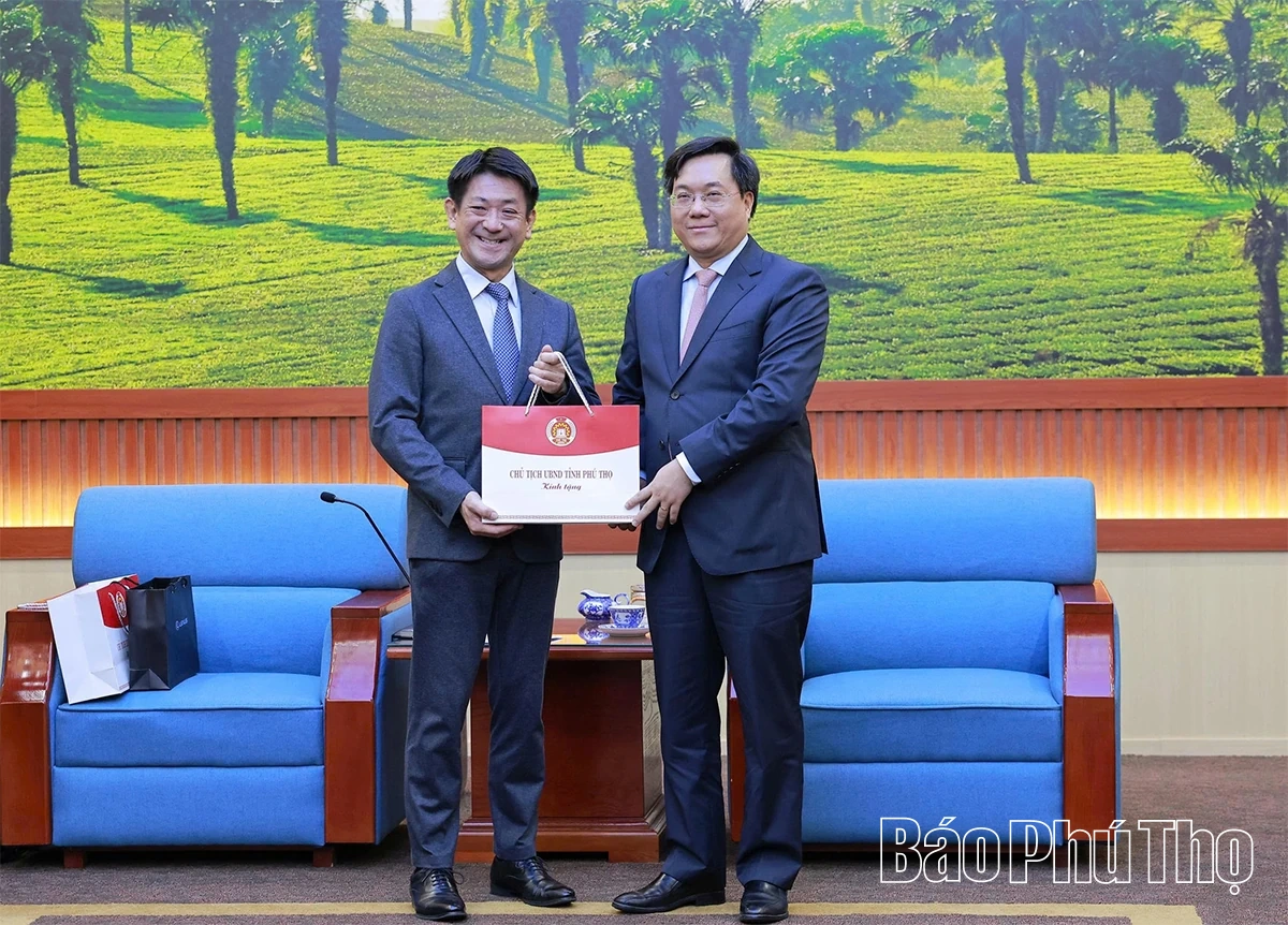 Chủ tịch UBND tỉnh Trần Duy Đ&ocirc;ng tiếp v&agrave; l&agrave;m việc với l&atilde;nh đạo C&ocirc;ng ty &Ocirc; t&ocirc; Toyota Việt Nam