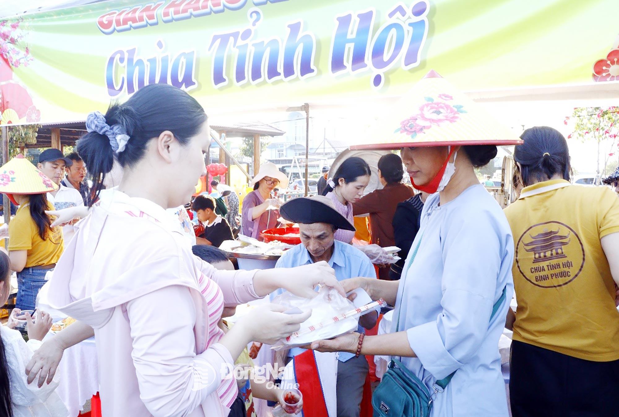 Gian h&agrave;ng tham gia chương tr&igrave;nh ẩm thực g&acirc;y quỹ của ch&ugrave;a Tỉnh hội. Ảnh: Nh&atilde; Tr&acirc;m    