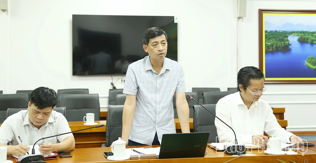 Phó Chủ tịch UBND tỉnh Vũ Việt Văn nghe báo cáo tiến độ thực hiện các dự án nhà ở xã hội