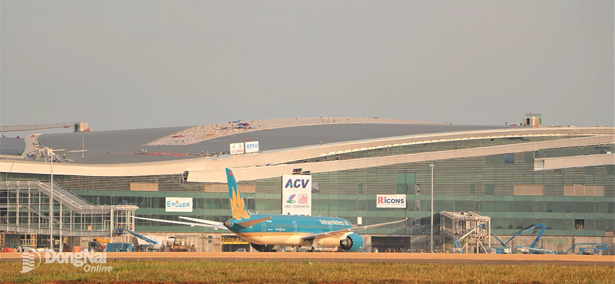 Máy bay lăn vào khu vực Sân đỗ máy bay