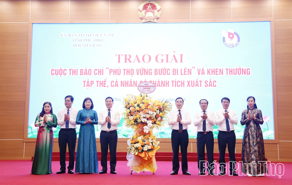 Trao giải cuộc thi báo chí “Phú Thọ vững bước đi lên” và khen thưởng tập thể, cá nhân có thành tích xuất sắc
