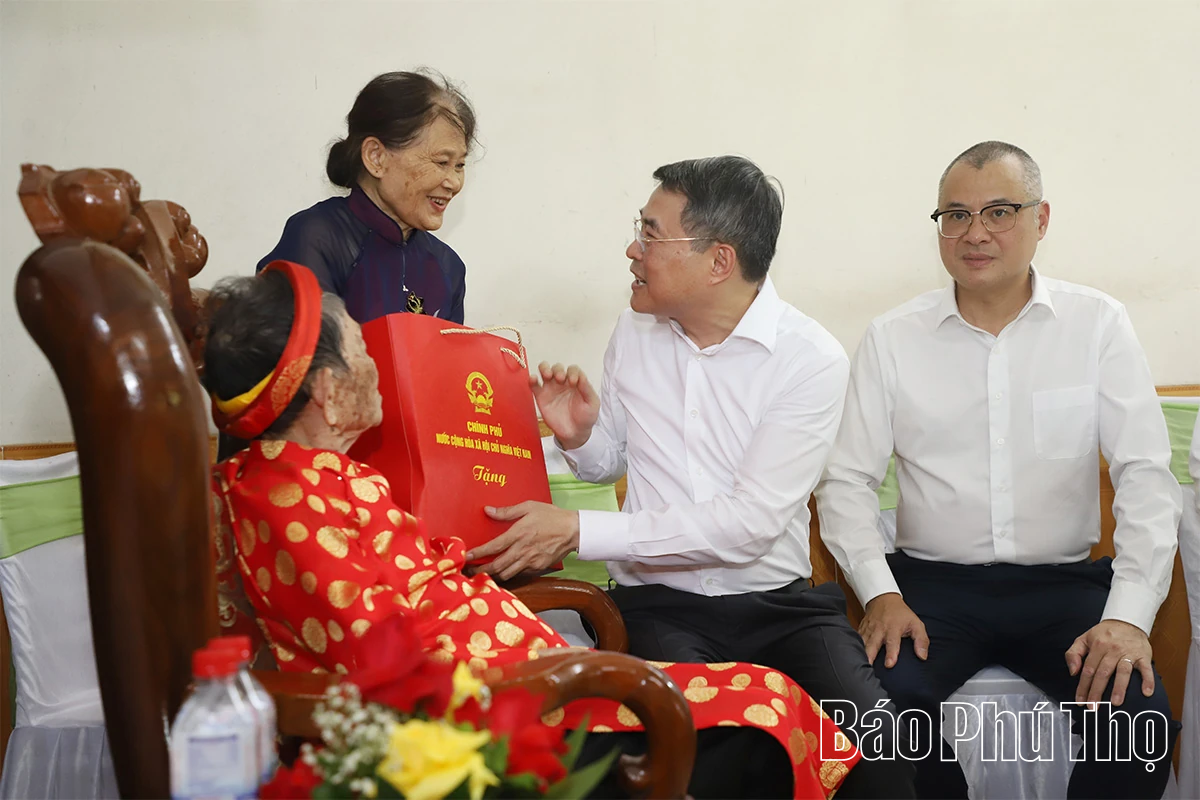 Thủ tướng Chính phủ Lê Minh Hưng thăm, tặng quà gia đình chính sách tại tỉnh Phú Thọ