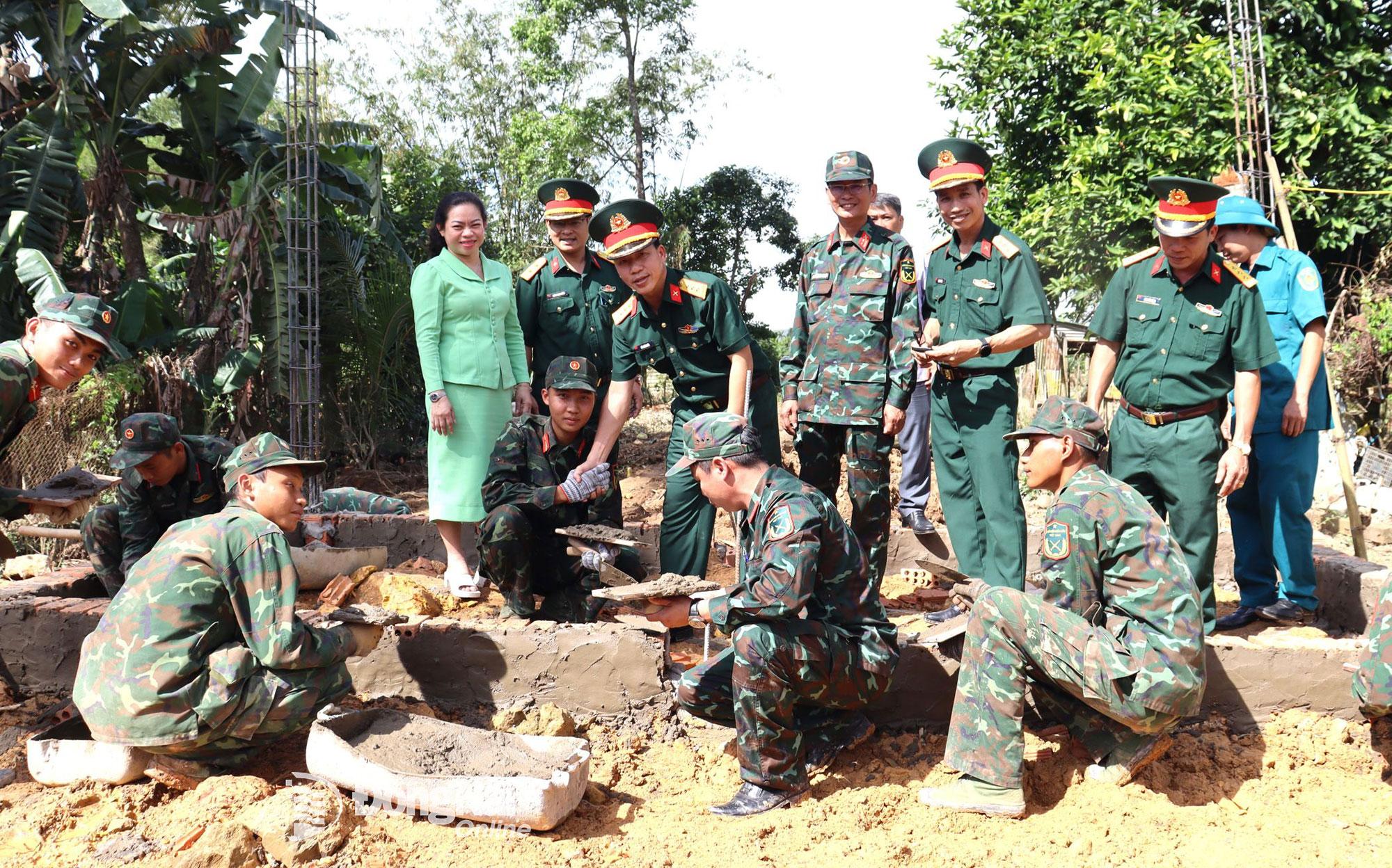 Thủ trưởng Bộ Chỉ huy Quân sự tỉnh Đồng Nai, các cơ quan Bộ Chỉ huy Quân sự tỉnh Đồng Nai và chính quyền địa phương động viên lực lượng xây dựng nhà cho người dân. Ảnh: Nguyệt Hà