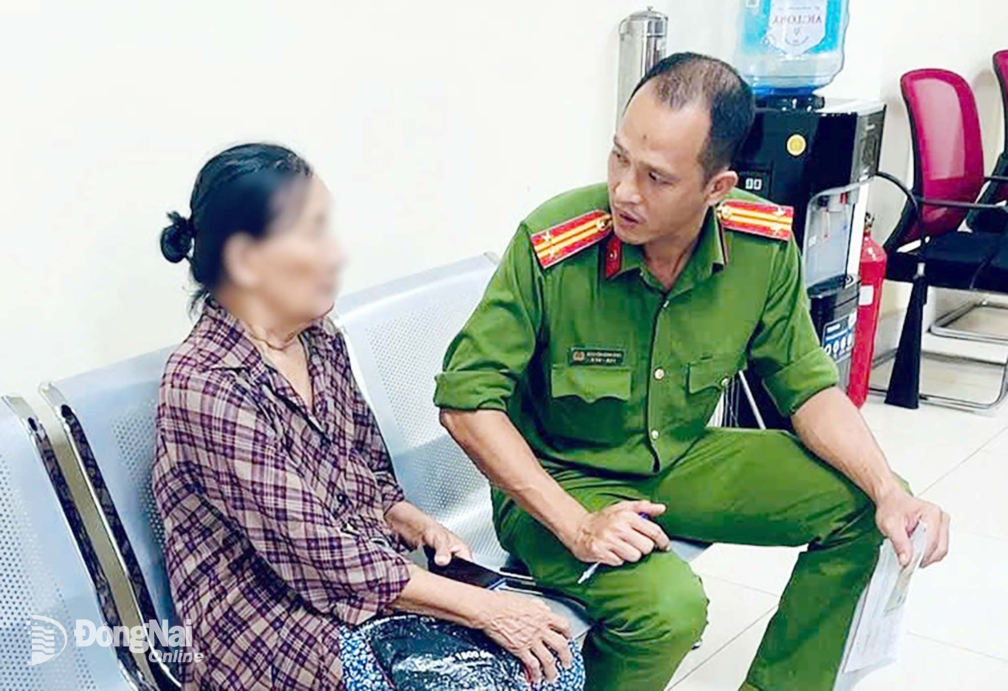 Cán bộ Công an phường Bình Long tuyên truyền, giải thích cho bà H. về thủ đoạn lừa đảo chiếm đoạt tài sản. Ảnh: Công an tỉnh