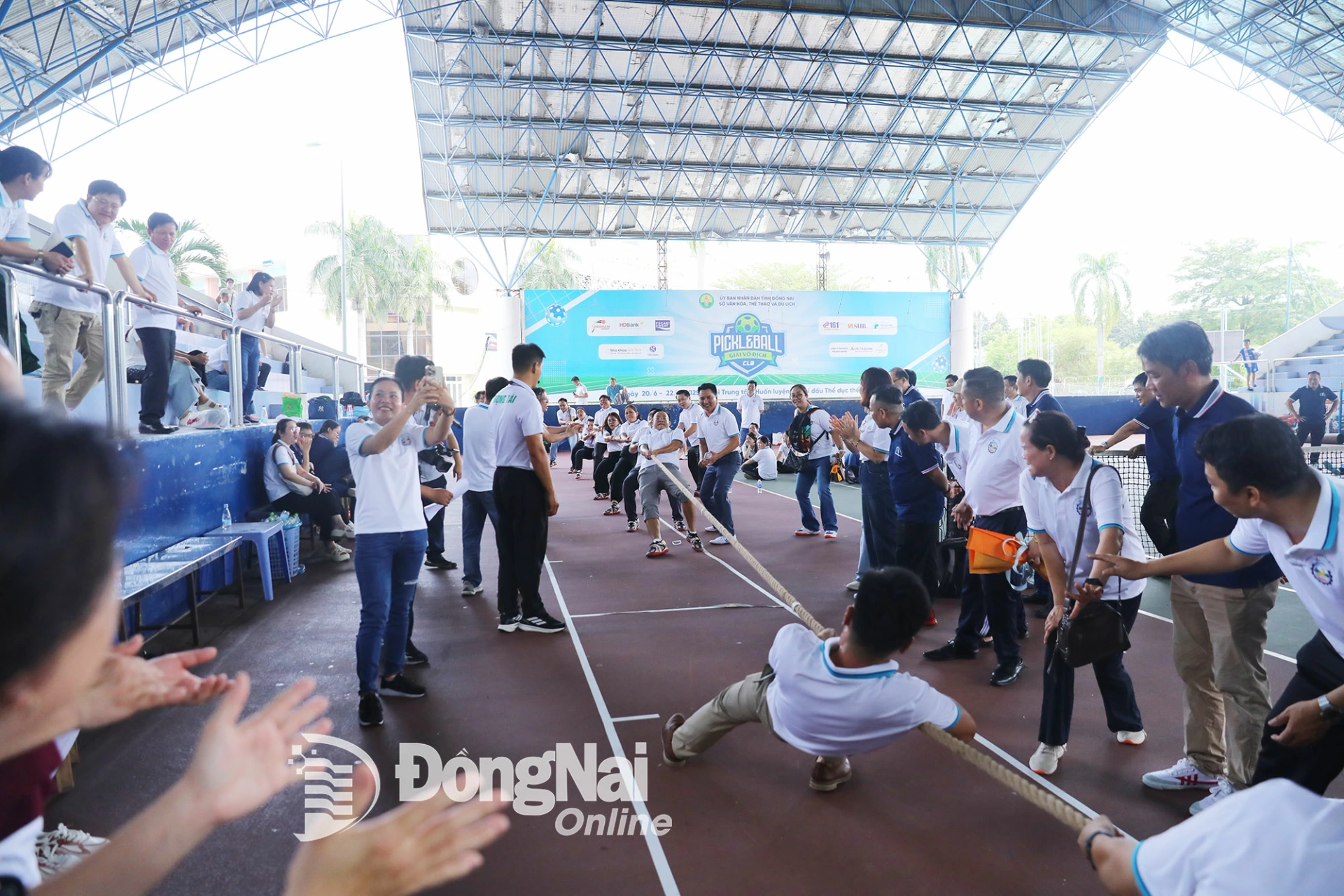 Các vận động viên thi đấu môn kéo co. Ảnh: Huy Anh