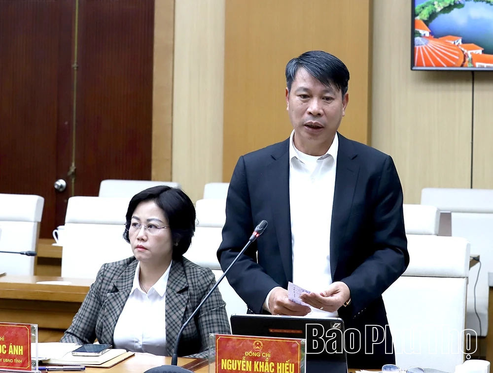 Chủ tịch UBND tỉnh Trần Duy Đ&ocirc;ng nghe b&aacute;o c&aacute;o nhiệm vụ trọng t&acirc;m trước, trong v&agrave; sau Tết Nguy&ecirc;n đ&aacute;n B&iacute;nh Ngọ