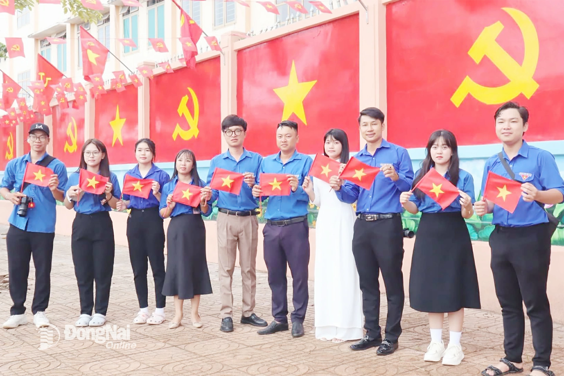 Cán bộ, đoàn viên, thanh niên phường Bình Phước chụp hình trước công trình Tranh cờ khi mới hoàn thành. Ảnh: ĐVCC