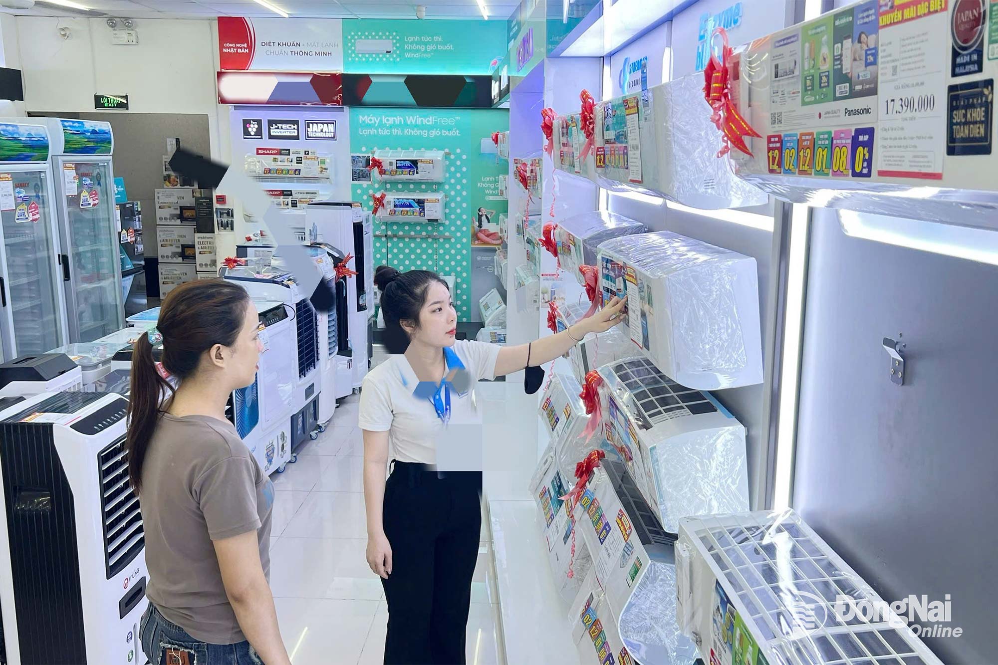 Trong bối cảnh giá cả tiêu dùng tăng, việc tăng mức giảm trừ gia cảnh lên gần 41% là tin vui đối với nhiều người nộp thuế. Trong ảnh: Người dân mua sắm tại một siêu thị điện máy trên đường Phạm Văn Thuận, phường Trấn Biên. Ảnh minh họa: Kim Liễu