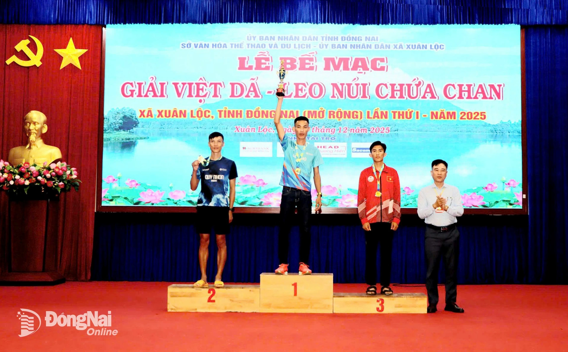 Ông Nguyễn Khắc Vĩnh, Phó Giám đốc Sở Văn hóa, Thể thao và Du lịch tỉnh Đồng Nai trao giải cho các vận động viên hệ mở rộng các tỉnh miền Đông Nam Bộ. Ảnh: Lê Tùng - Tuệ Lâm