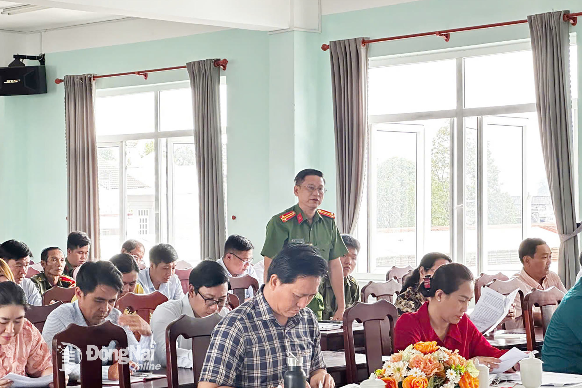 Cán bộ, công chức phường Biên Hoà đề xuất các ý kiến, kiến nghị tại hội nghị. Ảnh: Minh Hà