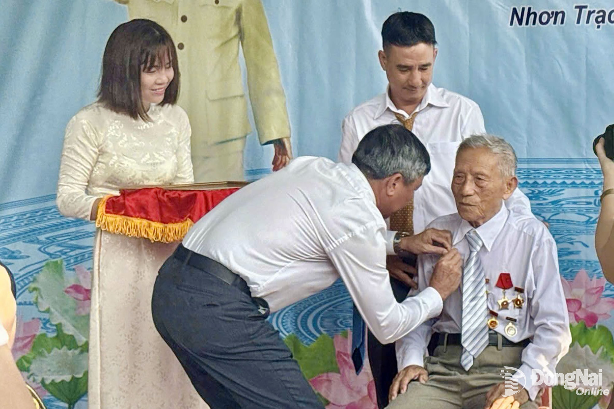 Thường trực Tỉnh ủy trao Huy hiệu 80 năm tuổi đảng cho đồng chí Đỗ Hồng Giang tại Nhơn Trạch. Ảnh: Tư liệu  