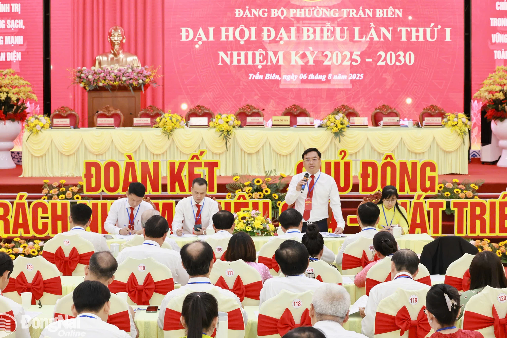 Ủy viên Ban Thường vụ Tỉnh ủy, Bí thư Đảng ủy, Chủ tịch HĐND phường Trấn Biên Hồ Văn Nam điều hành thảo luận báo cáo chính trị của đại hội. Ảnh: Công Nghĩa