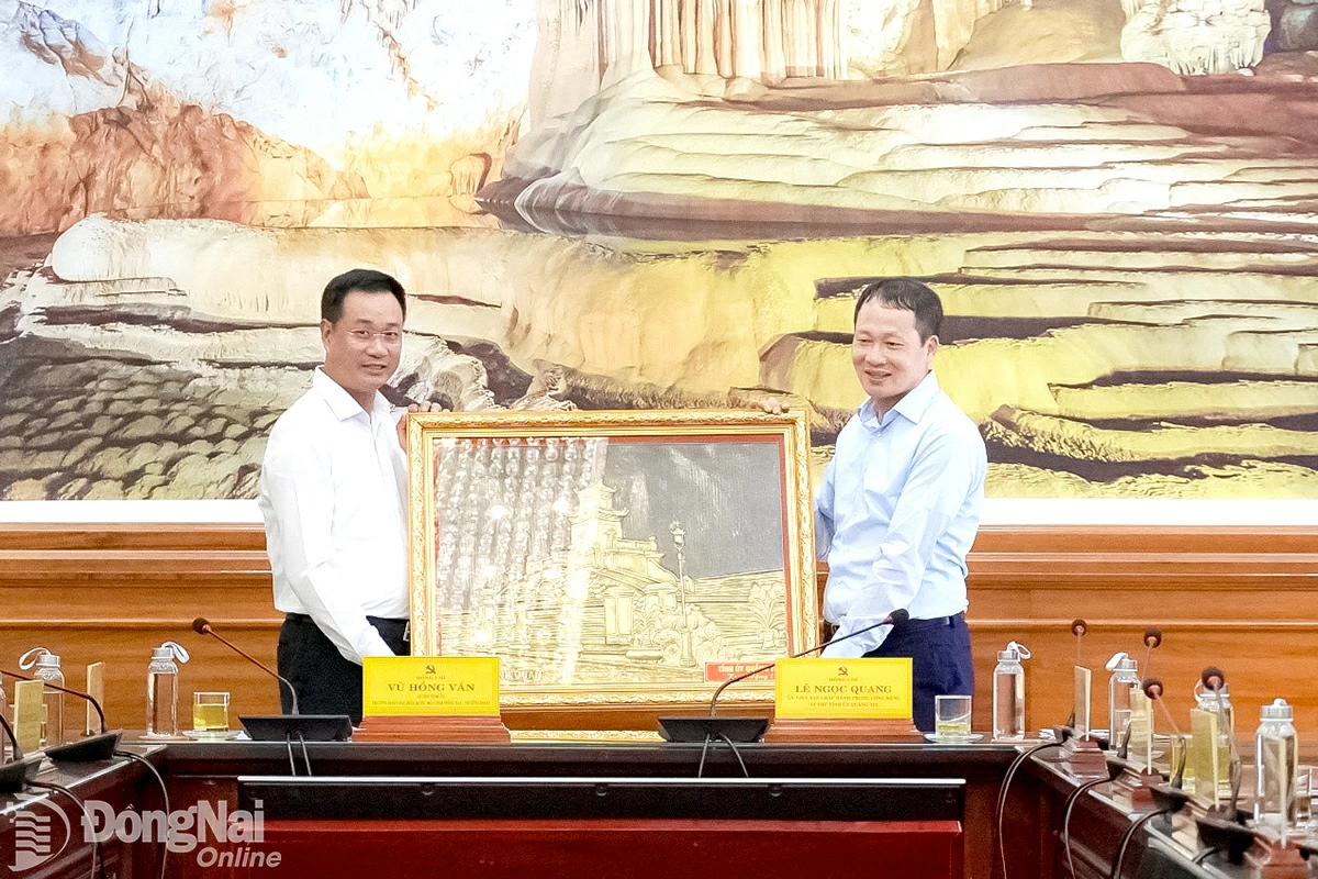 Lãnh đạo 2 tỉnh trao quà lưu niệm. Ảnh: Hùng Cường