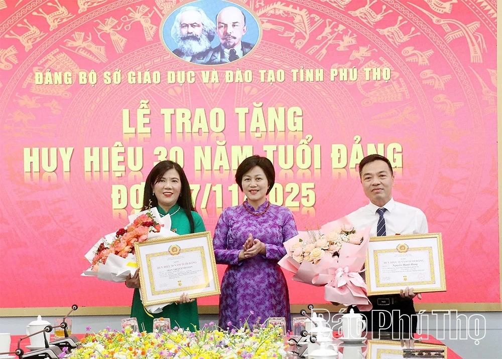Trao tặng Huy hiệu 30 năm tuổi Đảng cho 2 đảng viên thuộc Đảng bộ Sở Giáo dục và Đào tạo