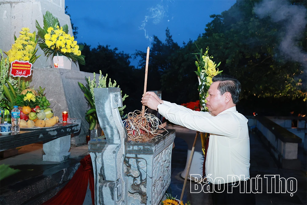 Thắp nến tri ân các Anh hùng liệt sĩ