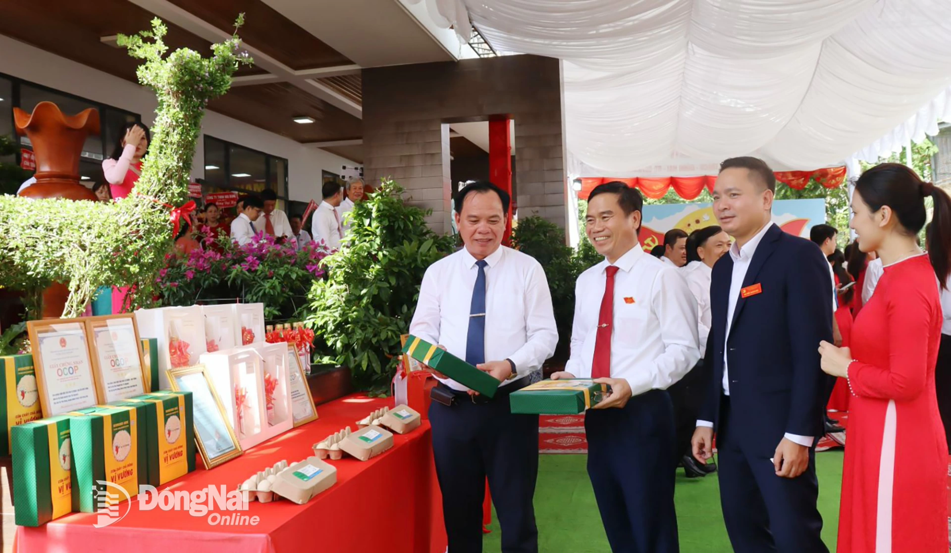 Đồng chí Võ Tấn Đức, Phó Bí thư Tỉnh ủy, Chủ tịch UBND tỉnh Đồng Nai và các đại biểu tham quan gian hàng trưng bày tại đại hội. Ảnh: Nguyệt Hà