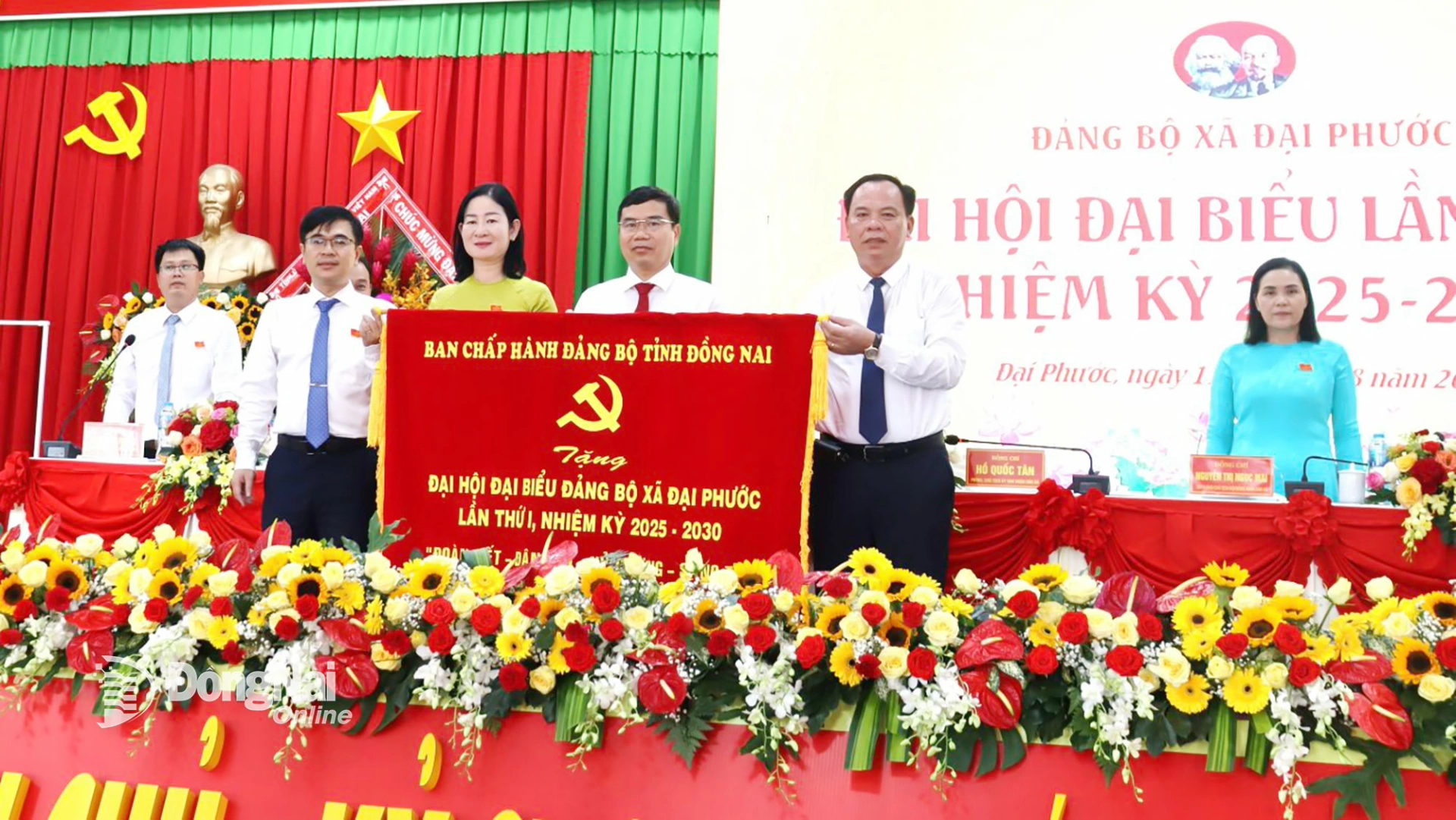 Đồng chí Võ Tấn Đức, Phó Bí thư Tỉnh ủy, Chủ tịch UBND tỉnh Đồng Nai tặng bức trướng của Ban Chấp hành Đảng bộ tỉnh cho đại hội. Ảnh: Nguyệt Hà