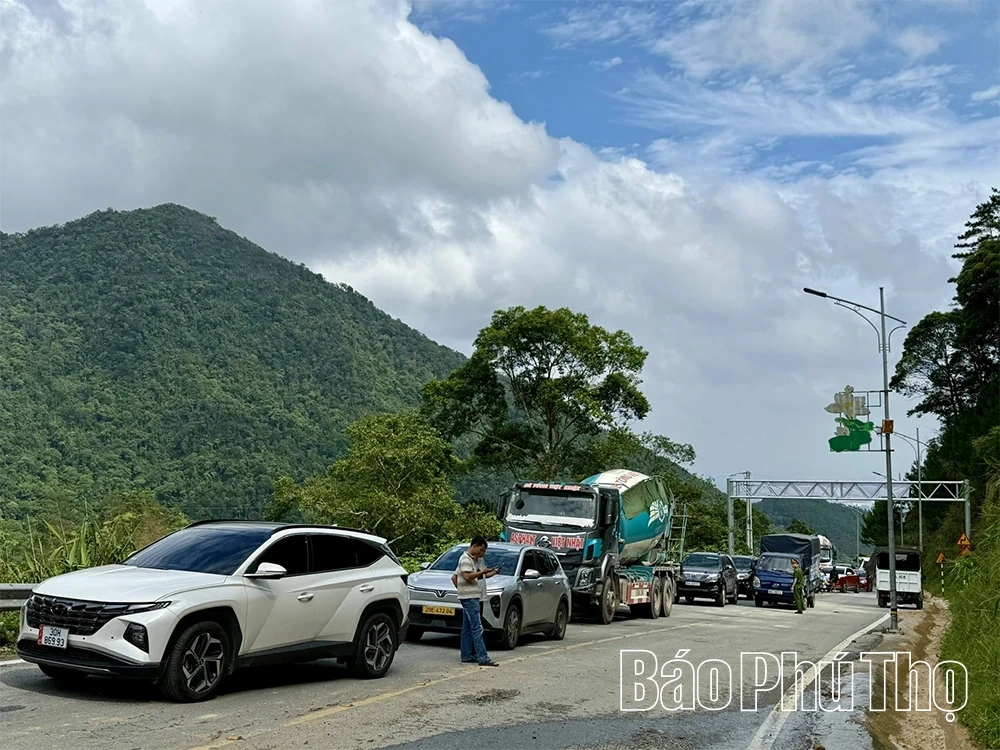Khẩn trương khắc phục sạt trượt đất đá, đảm bảo giao thông thông suốt tại Tam Đảo