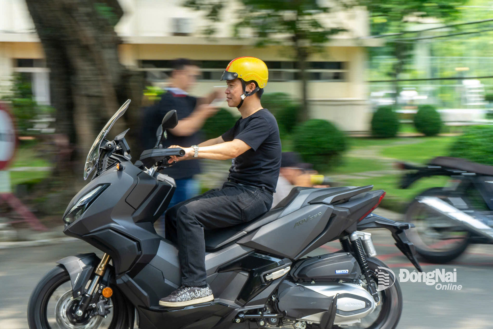 Người trẻ ưu tiên lựa chọn xe máy tích hợp công nghệ an toàn khi tham gia giao thông. Ảnh: Lê Duy