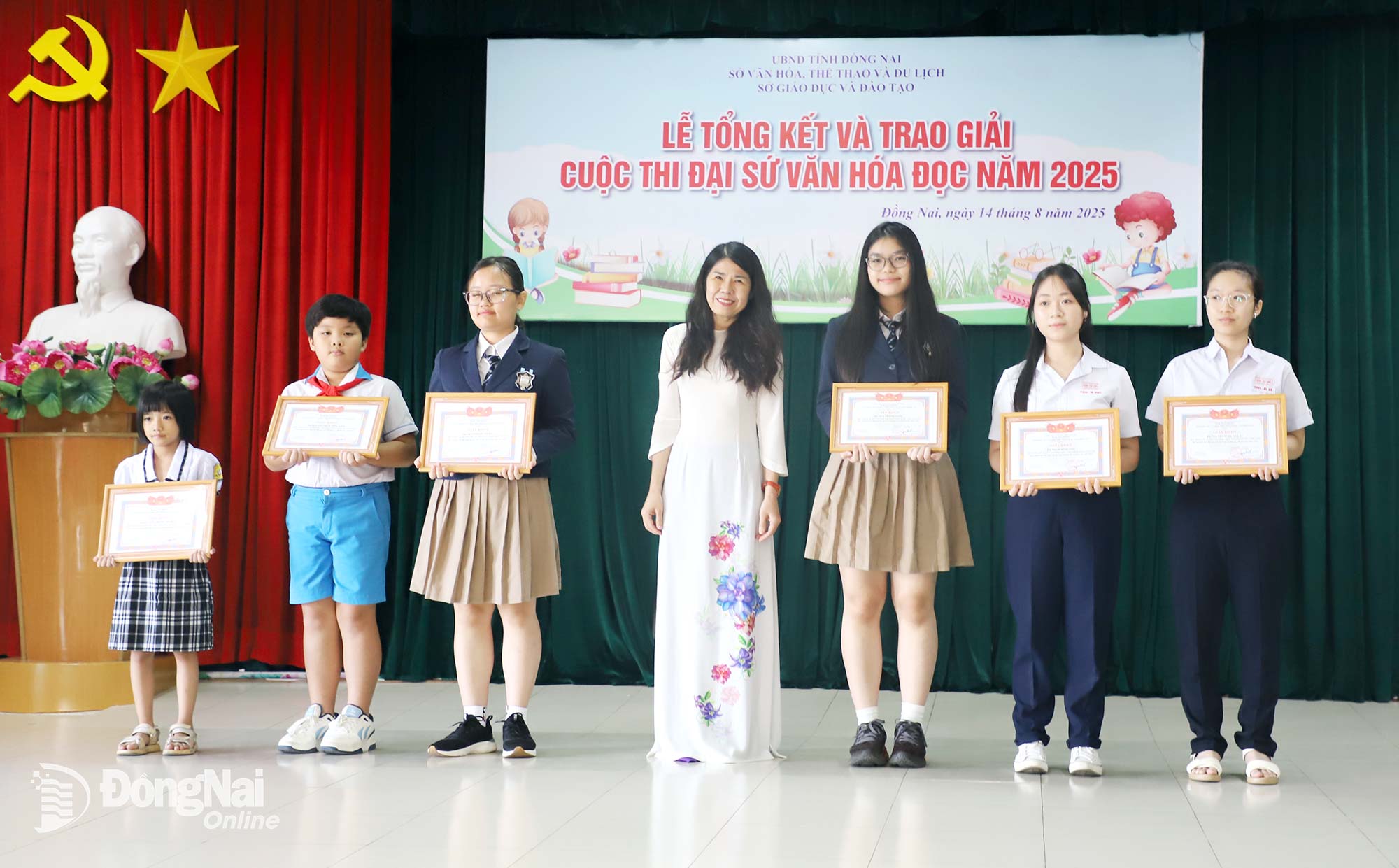Ban tổ chức Cuộc thi Đại sứ văn hóa đọc năm 2025 trao giải cho các thí sinh đoạt giải cao tại cuộc thi.