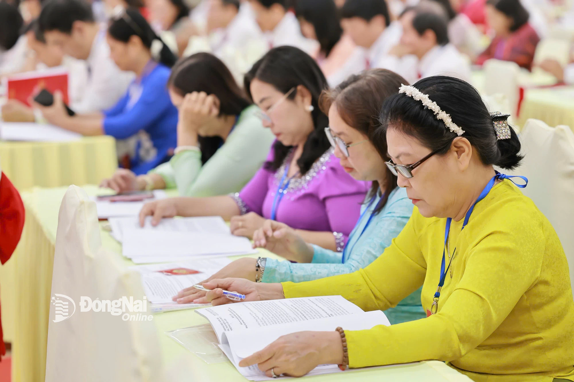 Các đại biểu nghiên cứu báo cáo chính trị Đại hội Đại biểu Đảng bộ phường lần thứ I. Ảnh: Công Nghĩa