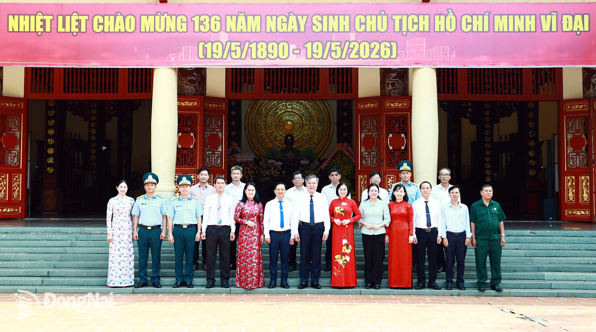 Các đại biểu chụp hình lưu niệm sau khi kết thúc lễ dâng hương. Ảnh: Công Nghĩa