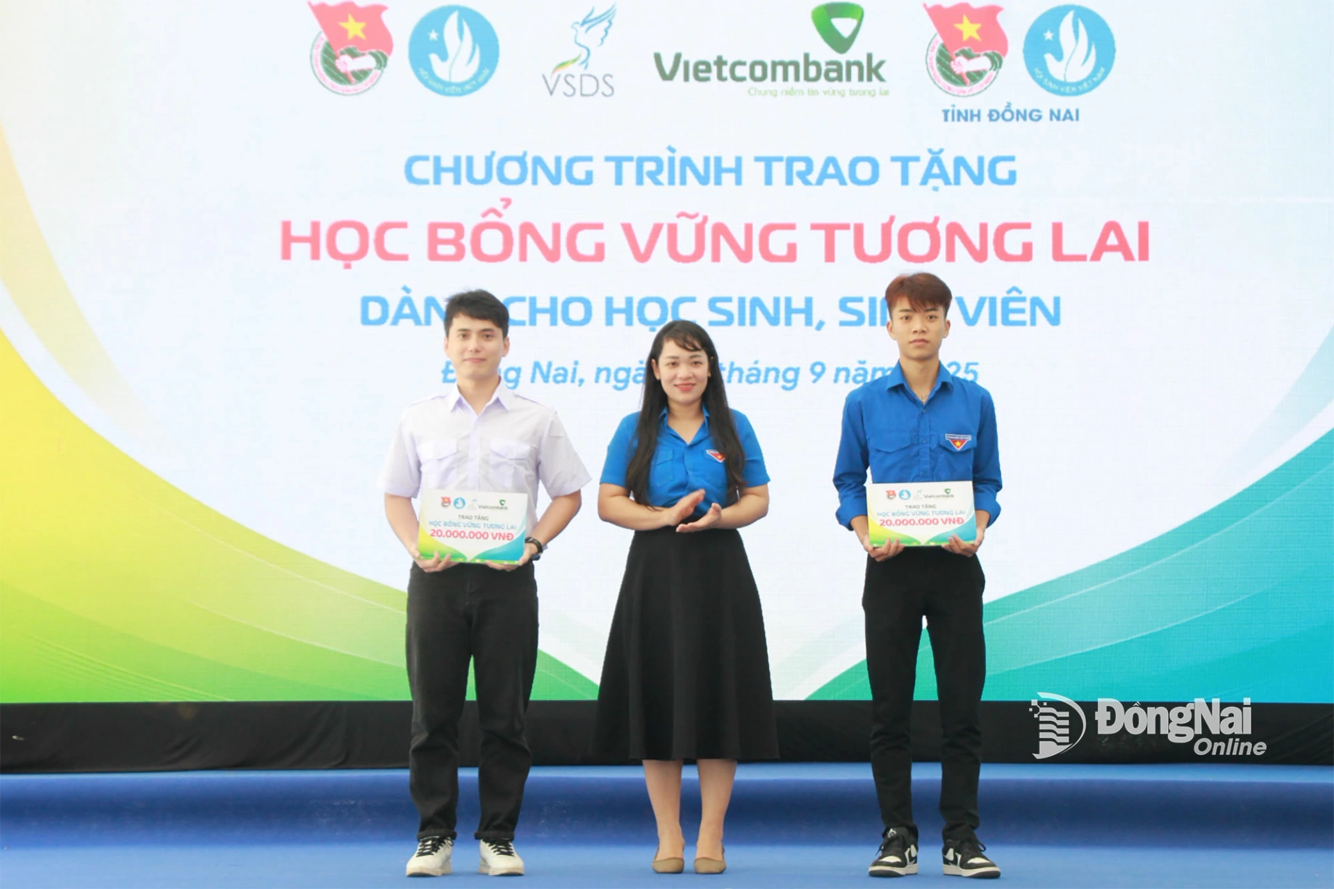 Phó Bí thư Tỉnh đoàn Đồng Nai Nguyễn Trần Phương Hà trao học bổng loại A cho 2 cá nhân. Ảnh: Nga Sơn