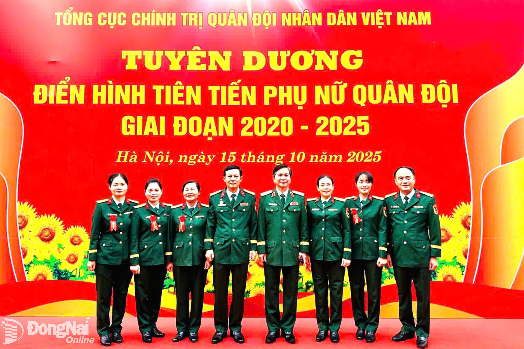 Thủ trưởng Trường Sĩ quan Lục quân 2 và các cá nhân trong Lễ tuyên dương Điển hình tiên tiến phụ nữ quân đội giai đoạn 2020-2025. Ảnh: ĐVCC