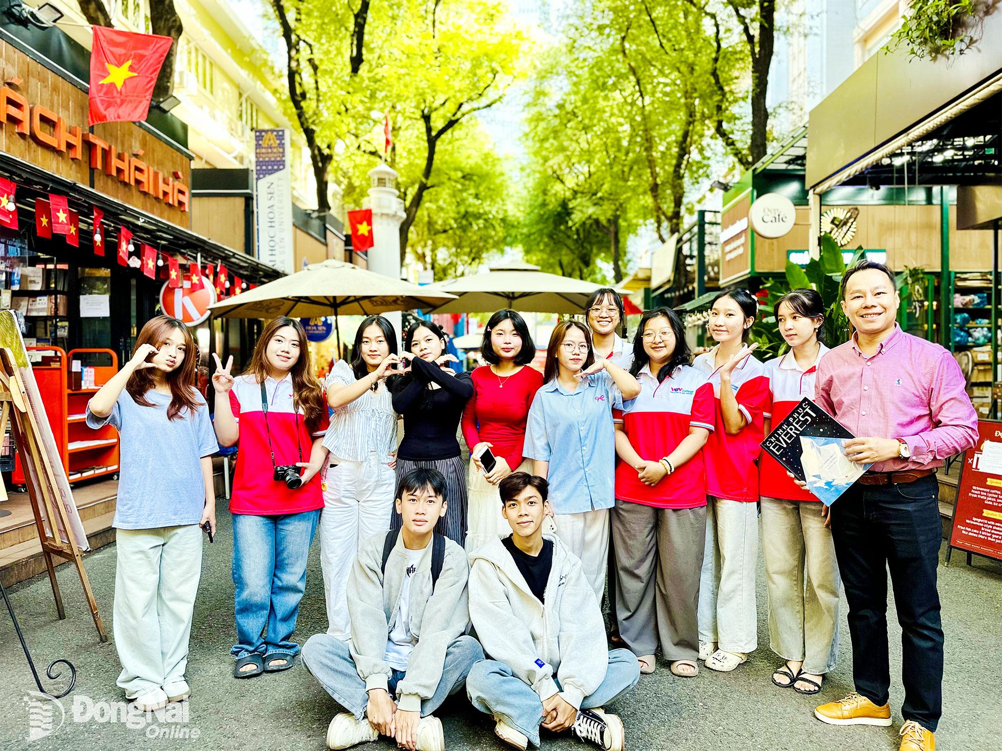 Sinh viên Trường cao đẳng Phát thanh - Truyền hình II (VOV) thực hành nhiếp ảnh tại Đường sách.