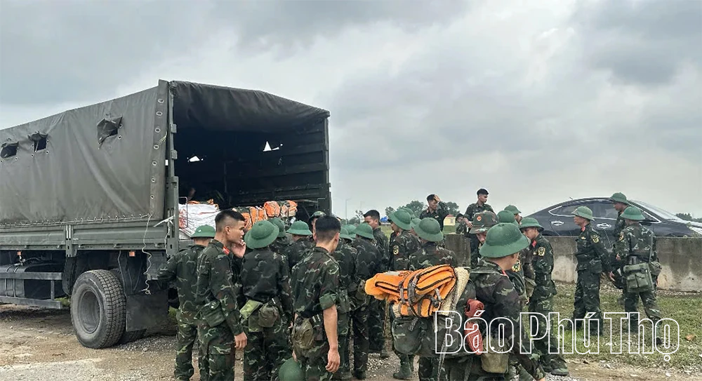Xã Hoàng An: Nước ngập đồng, cán bộ xã cùng dân cứu lúa