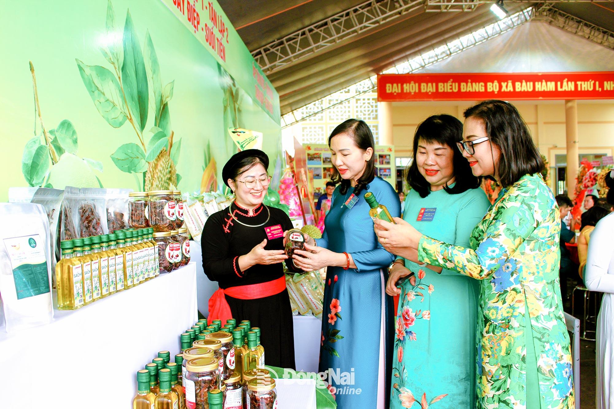 Các đại biểu tham quan gian hàng sản phẩm tiêu biểu trưng bày tại Đại hội Đại biểu Đảng bộ xã Bàu Hàm lần thứ I, nhiệm kỳ 2025-2030. Ảnh: H.Thảo