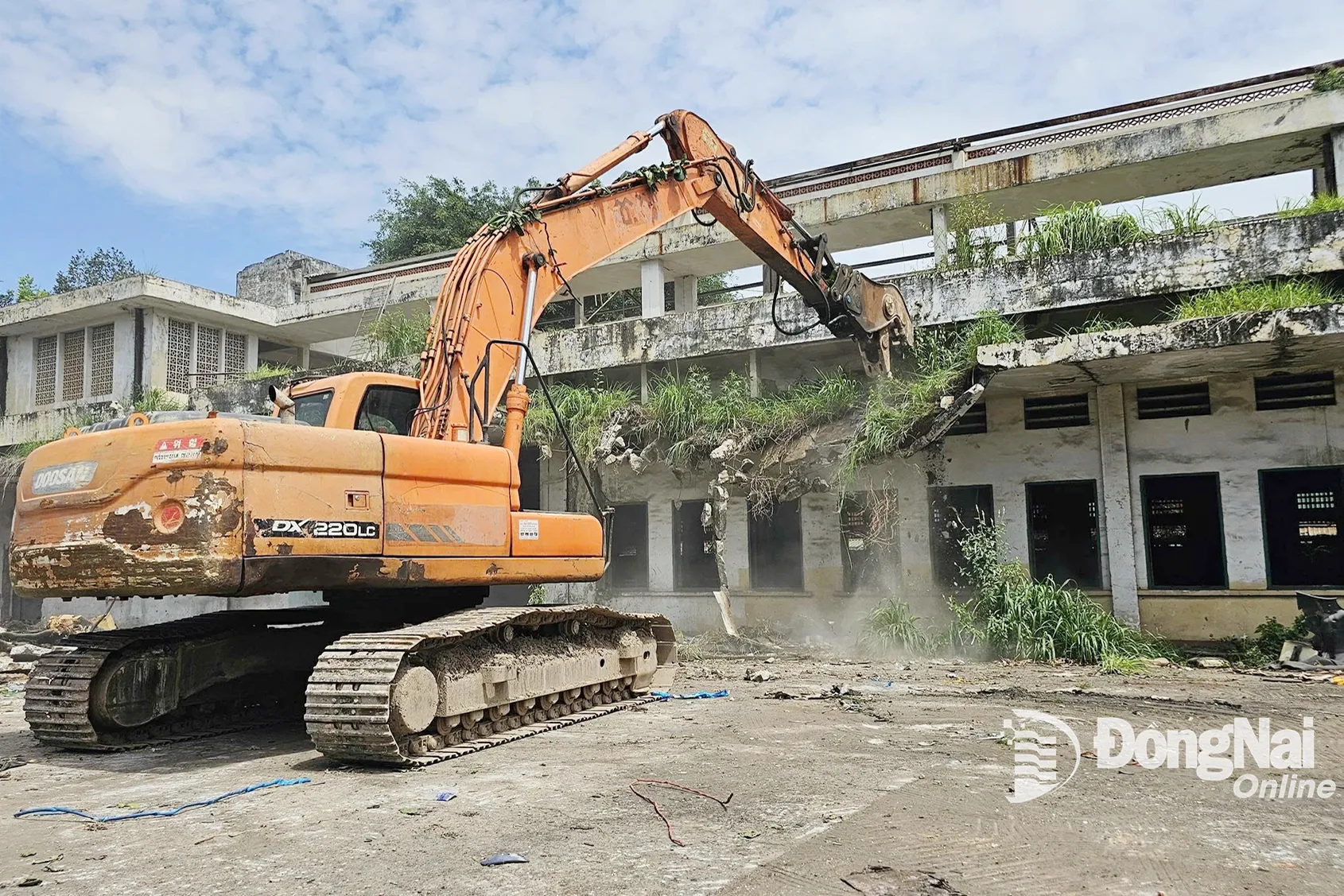 Lực lượng chức năng tháo dỡ công trình xây dựng trên đất tại Khu công nghiệp Biên Hòa 1. Ảnh: Hoàng Lộc