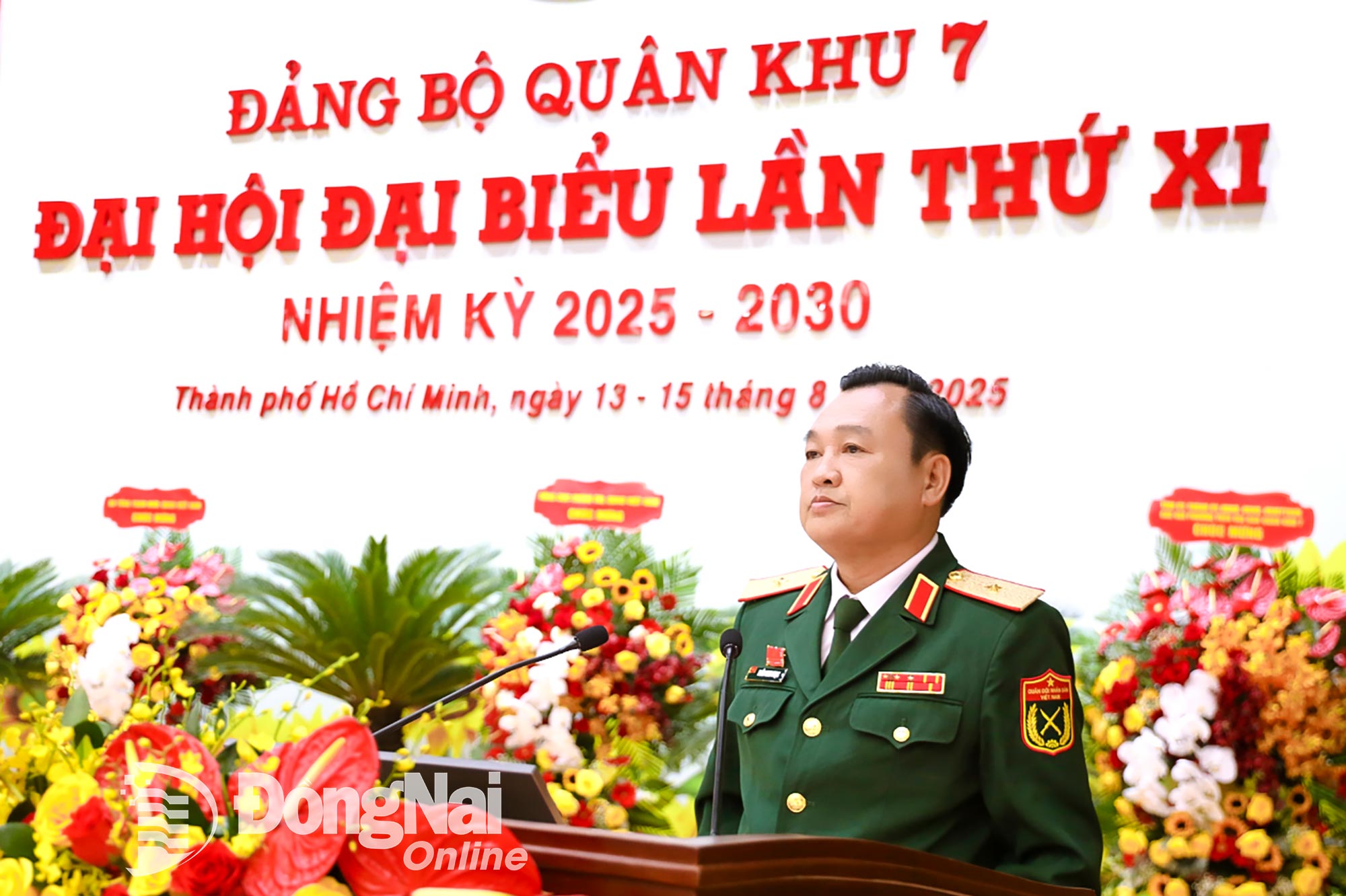 Thiếu tướng Trần Vinh Ngọc, Bí thư Đảng ủy, Chính ủy Quân khu 7 phát biểu trong phiên làm việc trù bị của đại hội ngày 13-8. Ảnh: BQK7