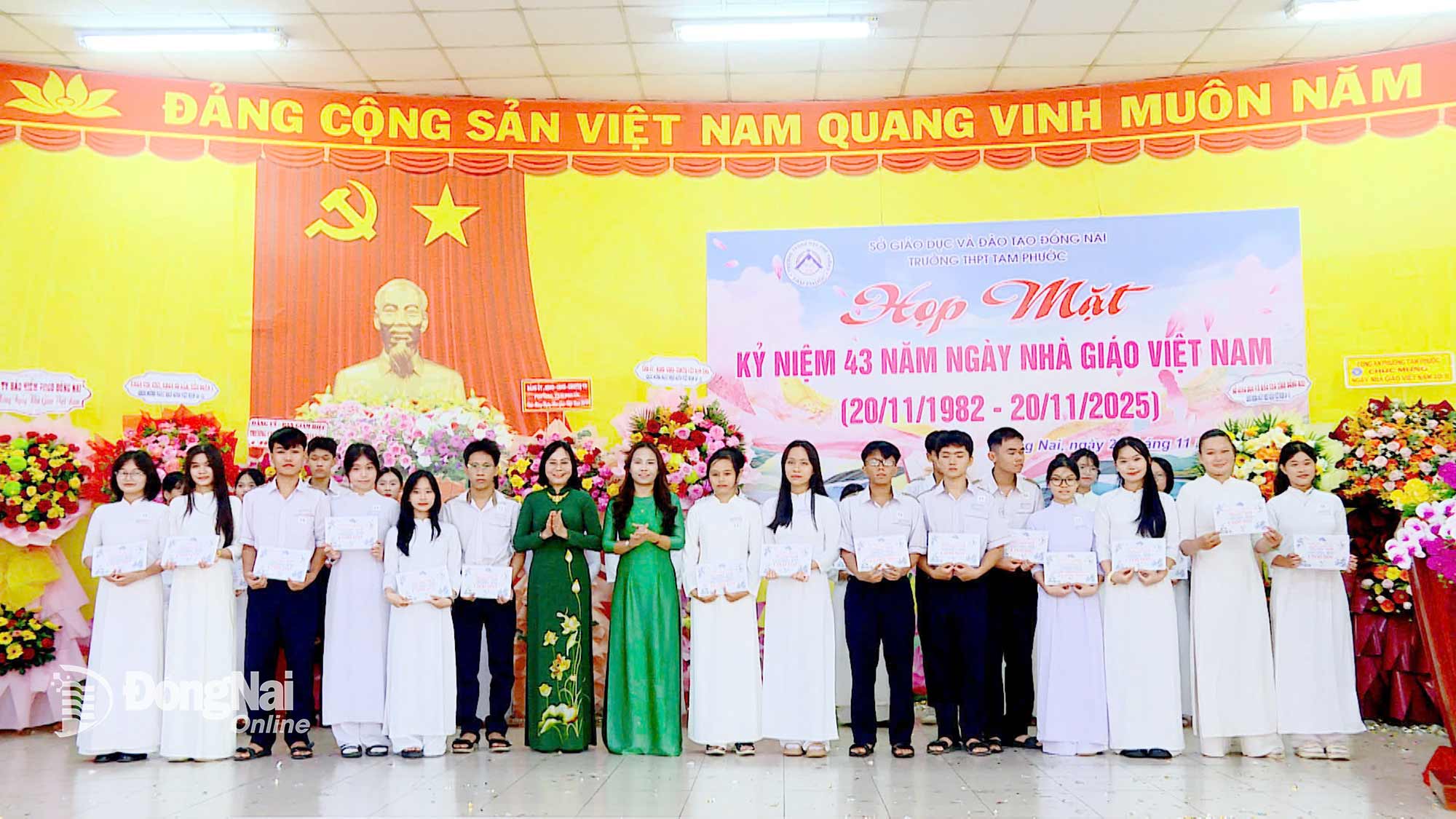 Tỉnh ủy viên, Phó Chủ tịch UBND tỉnh Đồng Nai Nguyễn Thị Hoàng trao học bổng cho các em học sinh vượt khó - học tốt của Trường THPT Tam Phước. Ảnh: Nhất Phương