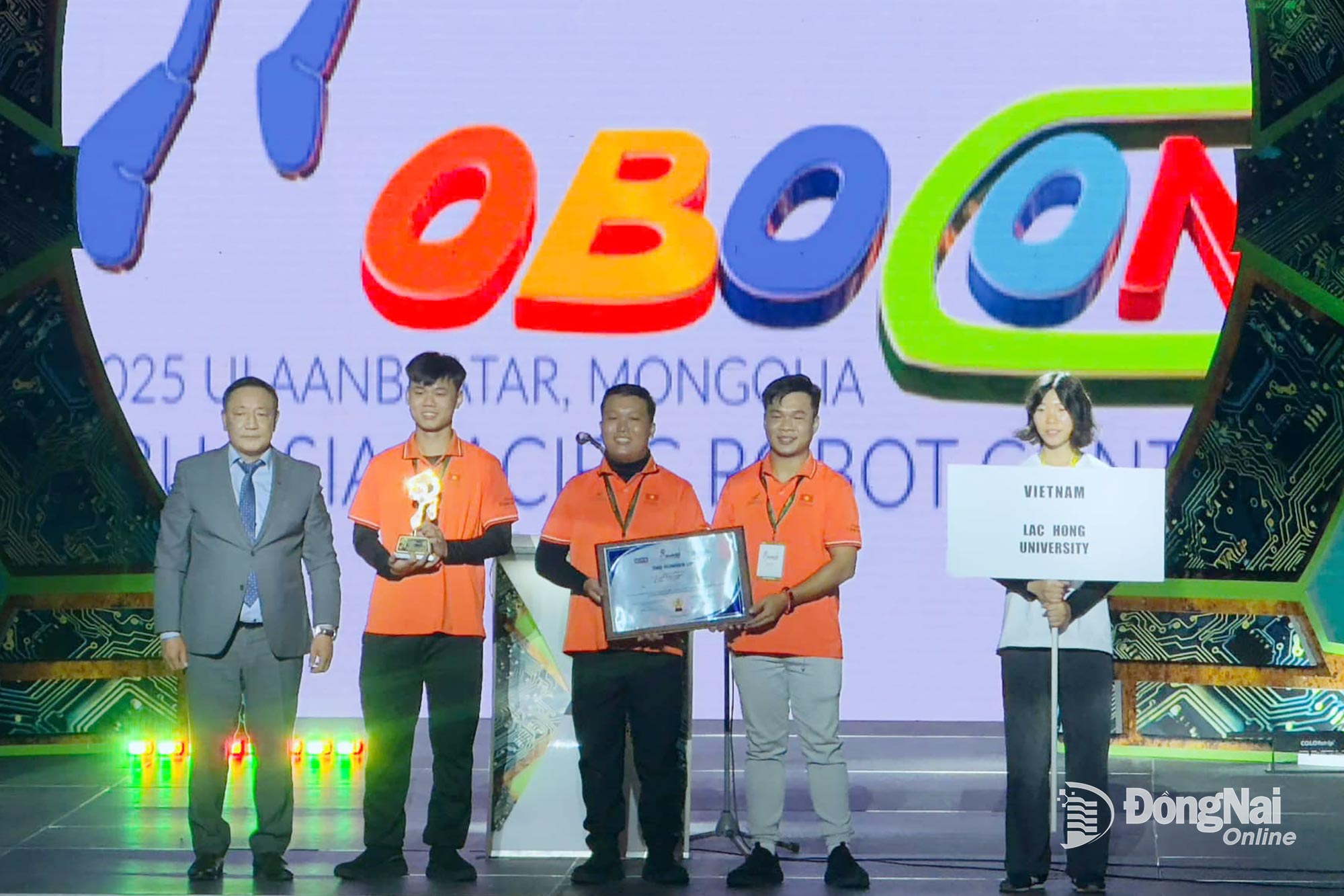 Đại diện đội tuyển Robocon của Trường đại học Lạc Hồng nhận giải ba Cuộc thi ABU Robocon 2025. Ảnh: CTV