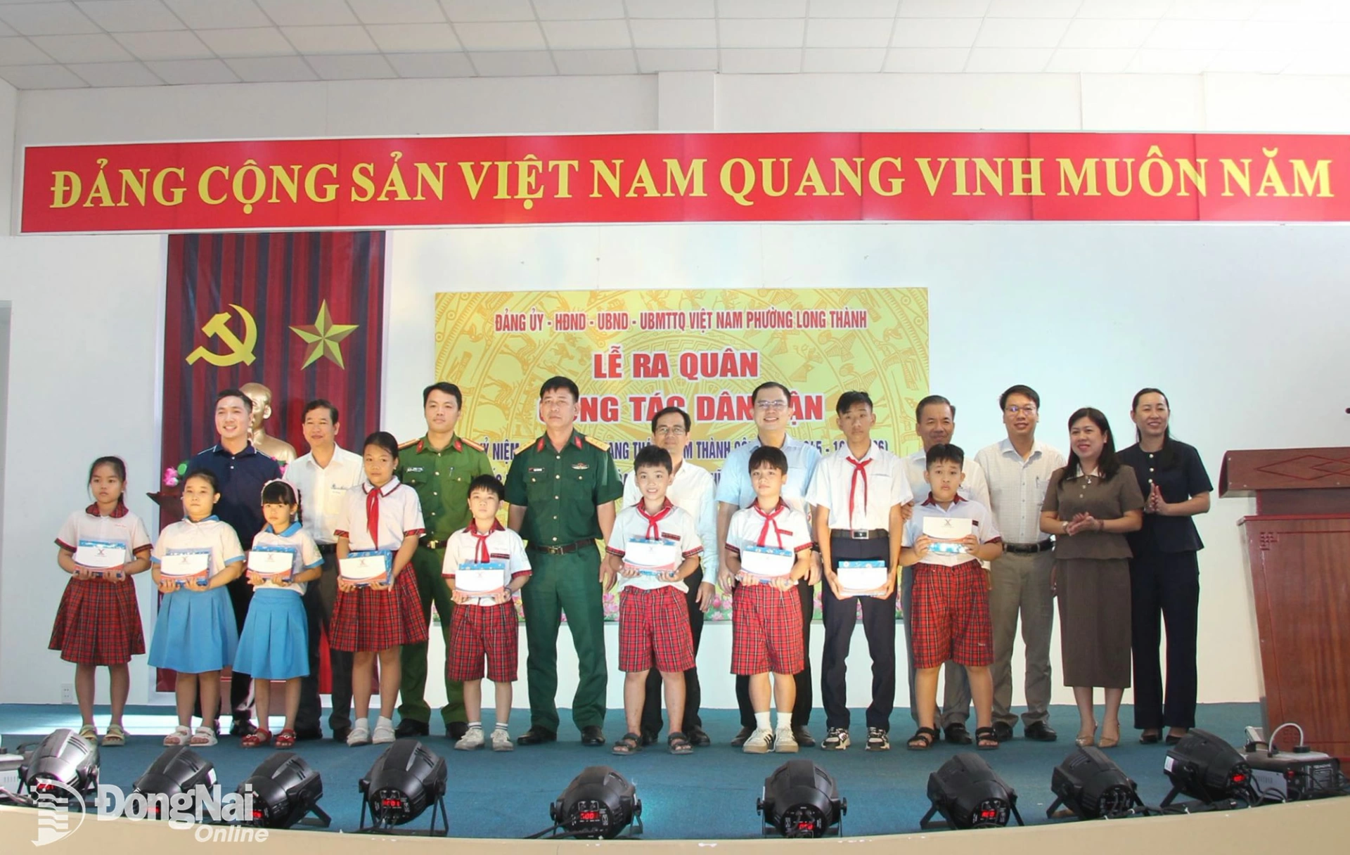 Lãnh đạo phường và các mạnh thường quân tặng quà, trao học bổng cho học sinh khó khăn trước thềm năm học mới. Ảnh: ĐPCC  