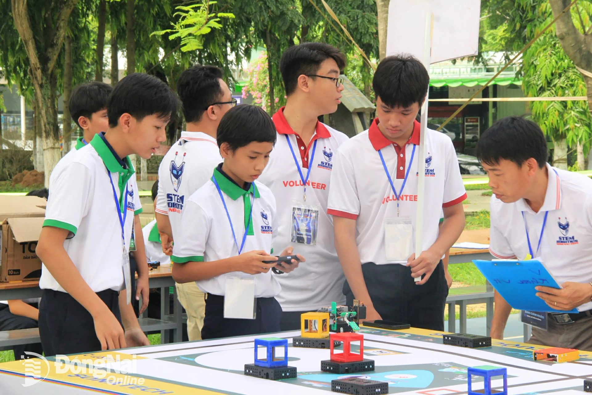 Đội viên, thiếu nhi trên địa bàn tỉnh Đồng Nai tham gia Cuộc thi Stem và Robotics tỉnh Đồng Nai do Tỉnh đoàn phối hợp với Trường cao đẳng Công nghệ và Quản trị Sonadezi tổ chức. Ảnh: Nga Sơn